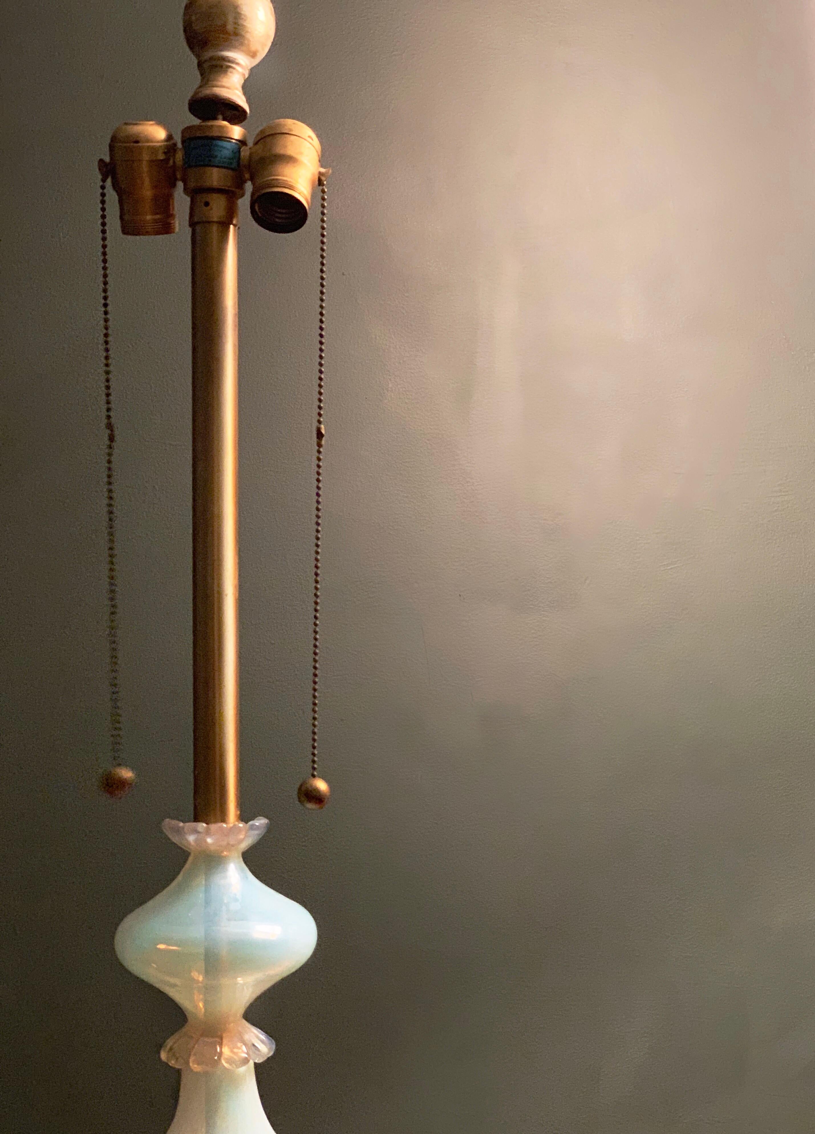 Monumentale Tisch-Stehlampe aus Murano-Opalglas mit Käfig aus Kunstglas, Regency (Italienisch) im Angebot
