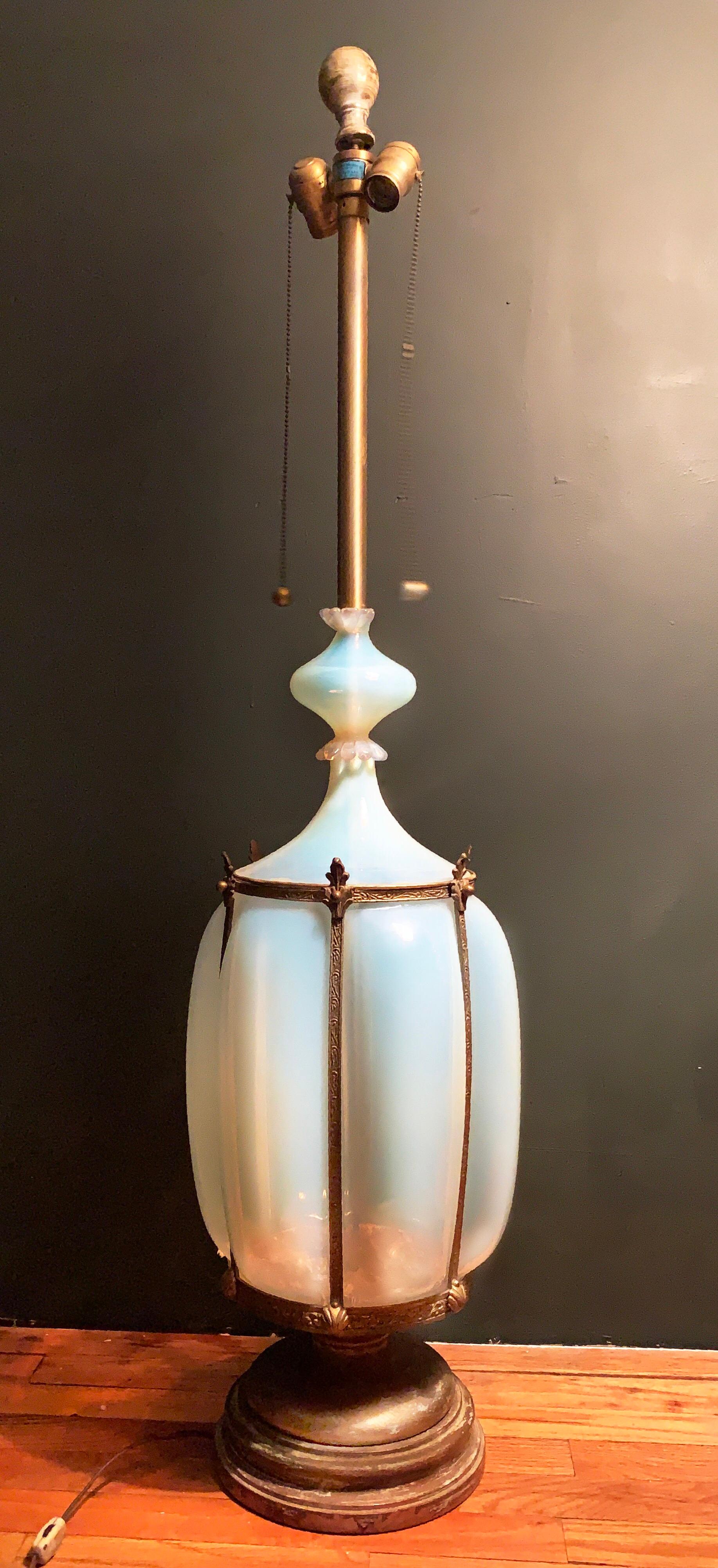 Monumentale Tisch-Stehlampe aus Murano-Opalglas mit Käfig aus Kunstglas, Regency im Zustand „Relativ gut“ im Angebot in Brooklyn, NY