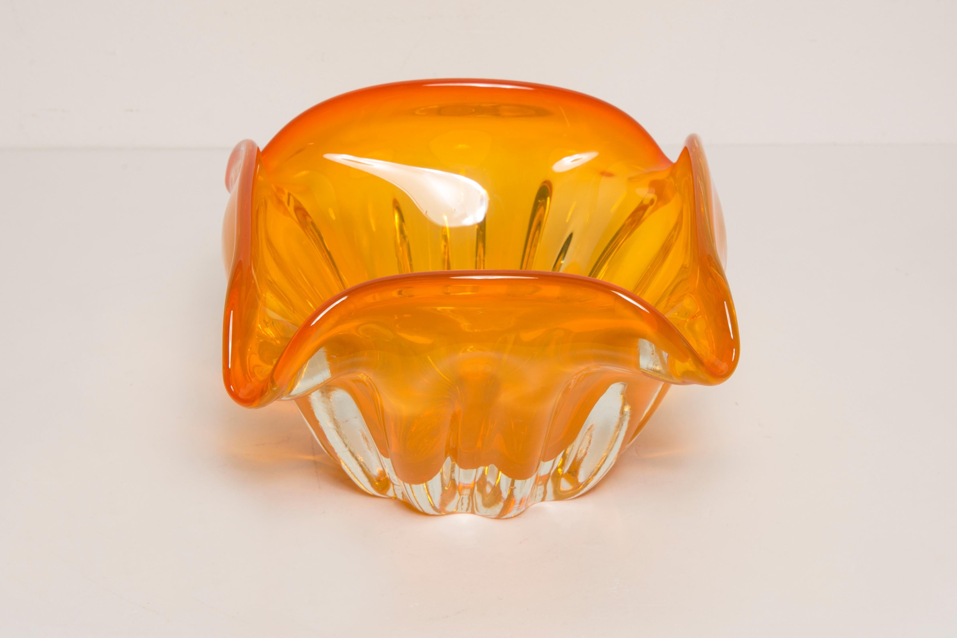 Cenicero de cuenco de cristal naranja de Murano de mediados de siglo, Italia, años 70 en venta 4