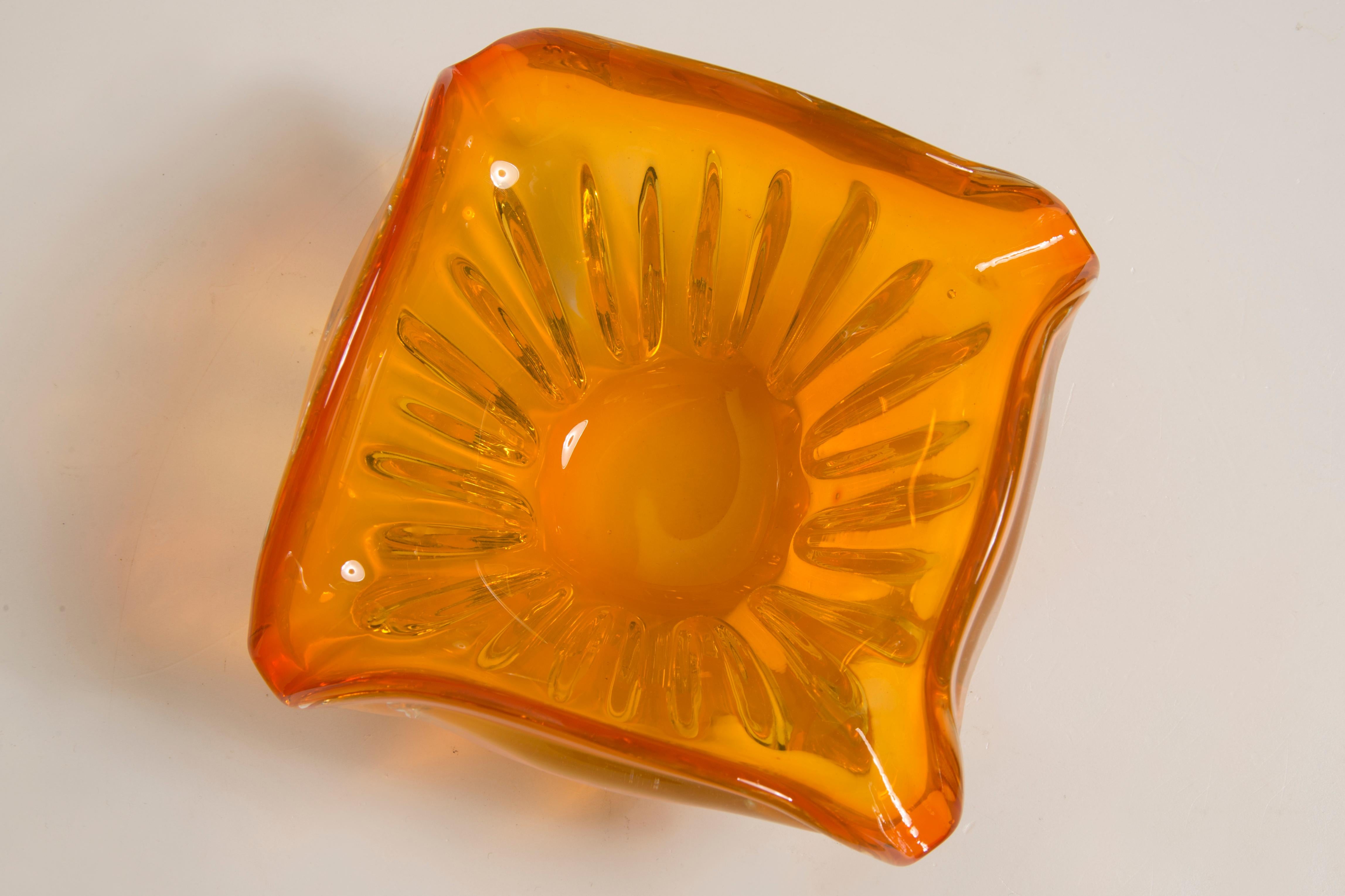 Cenicero de cuenco de cristal naranja de Murano de mediados de siglo, Italia, años 70 en venta 5