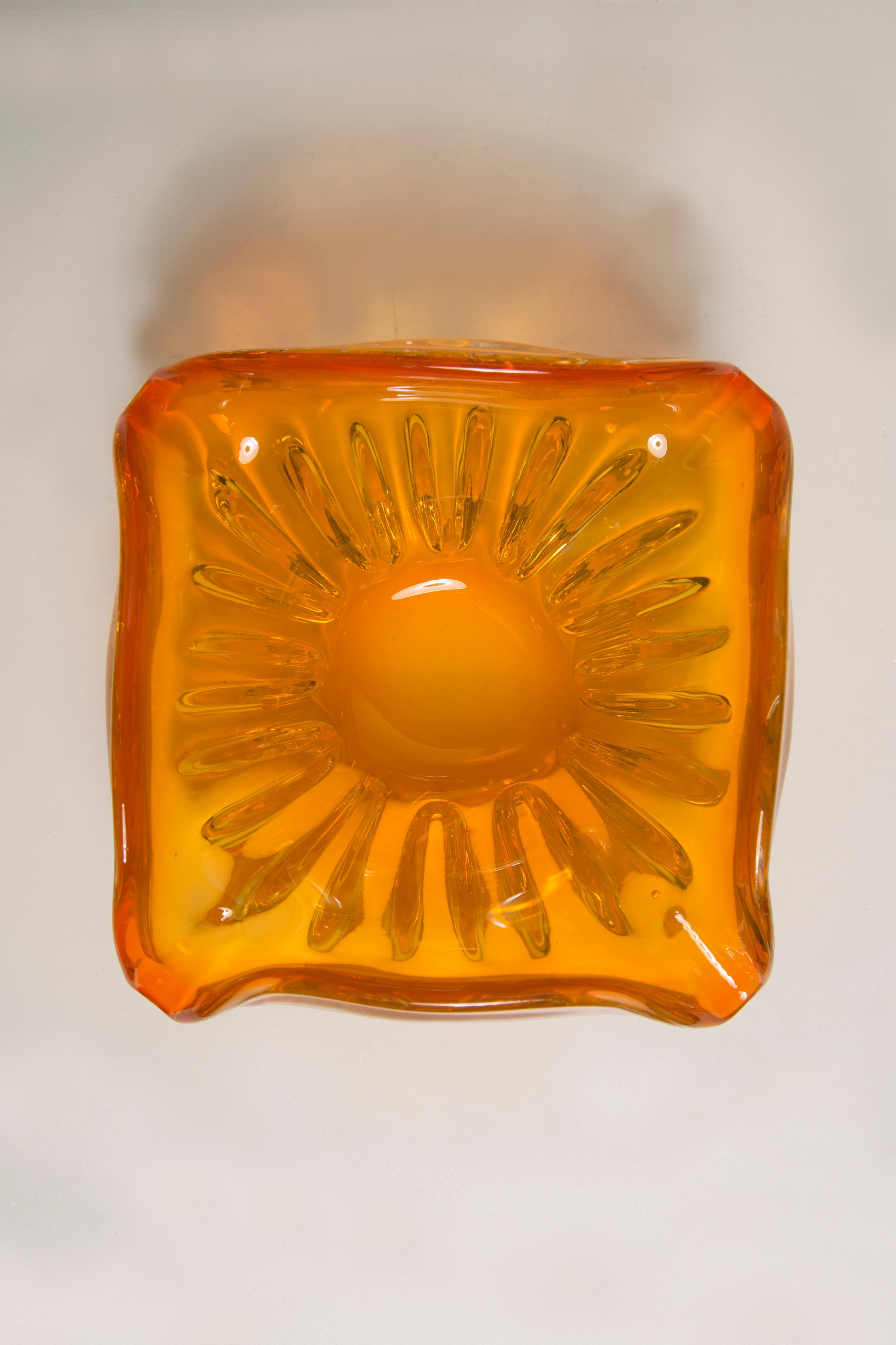 Cenicero de cuenco de cristal naranja de Murano de mediados de siglo, Italia, años 70 en venta 6