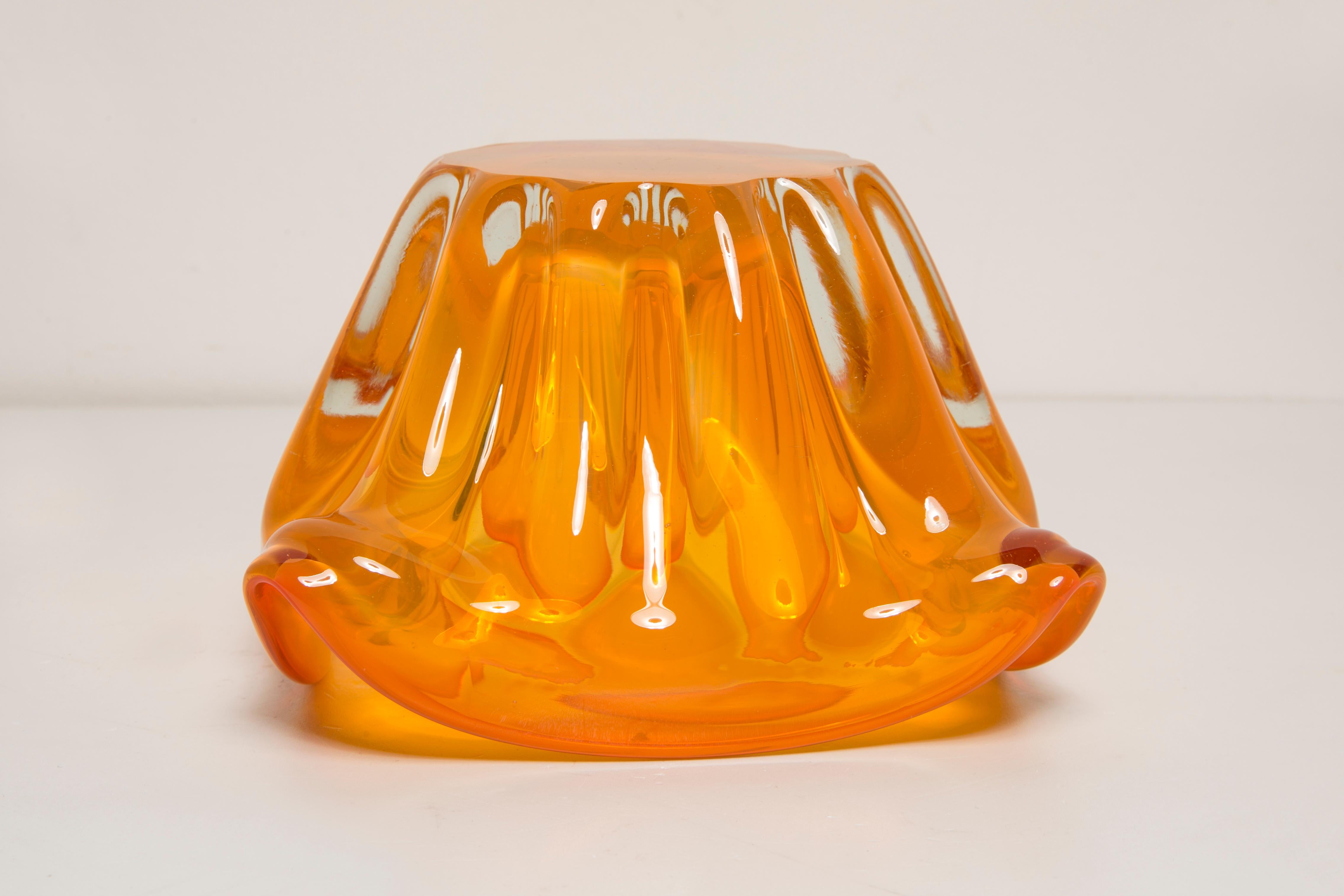 Cenicero de cuenco de cristal naranja de Murano de mediados de siglo, Italia, años 70 en venta 8