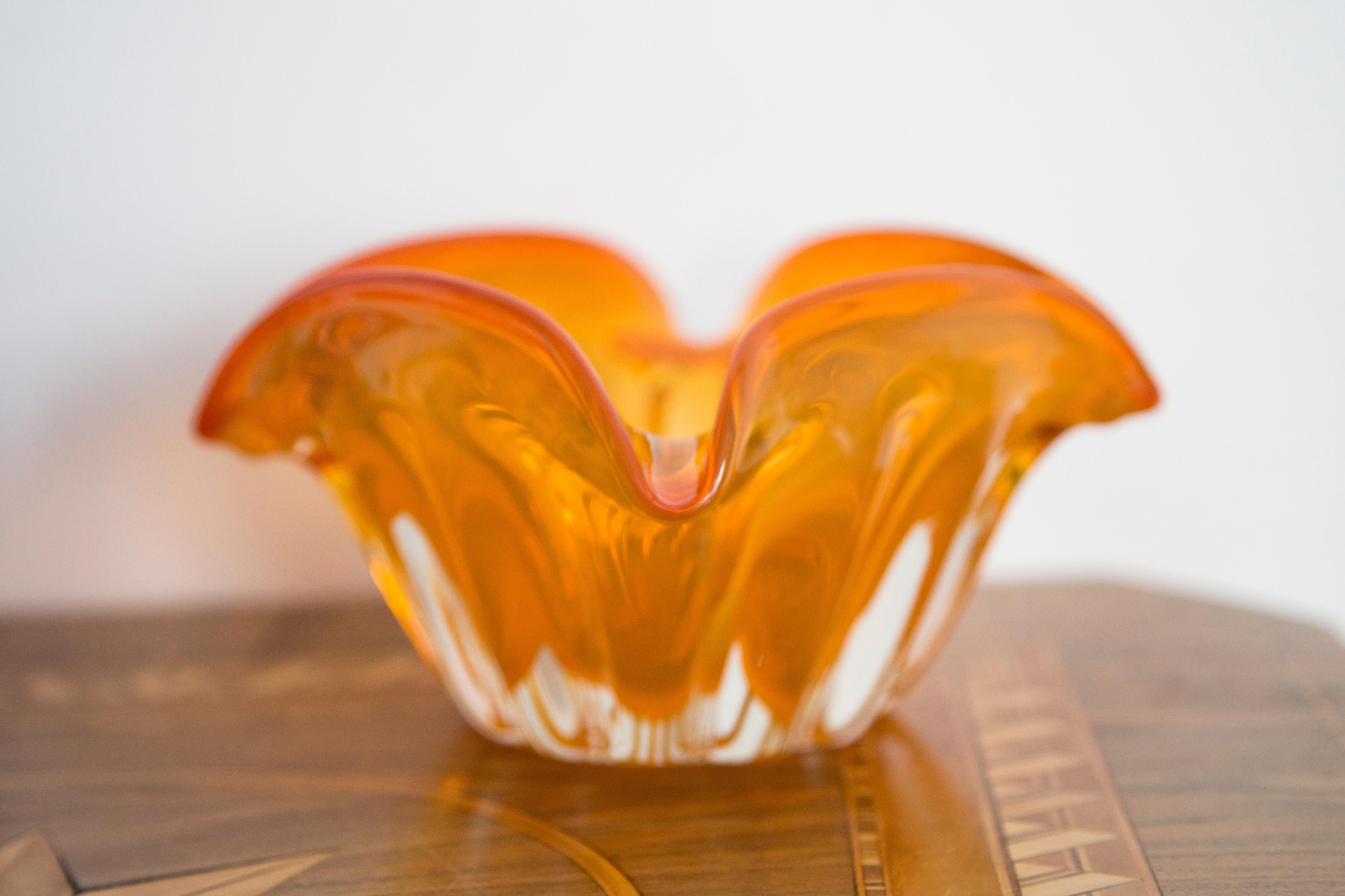 Cenicero de cuenco de cristal naranja de Murano de mediados de siglo, Italia, años 70 en Bueno estado para la venta en 05-080 Hornowek, PL