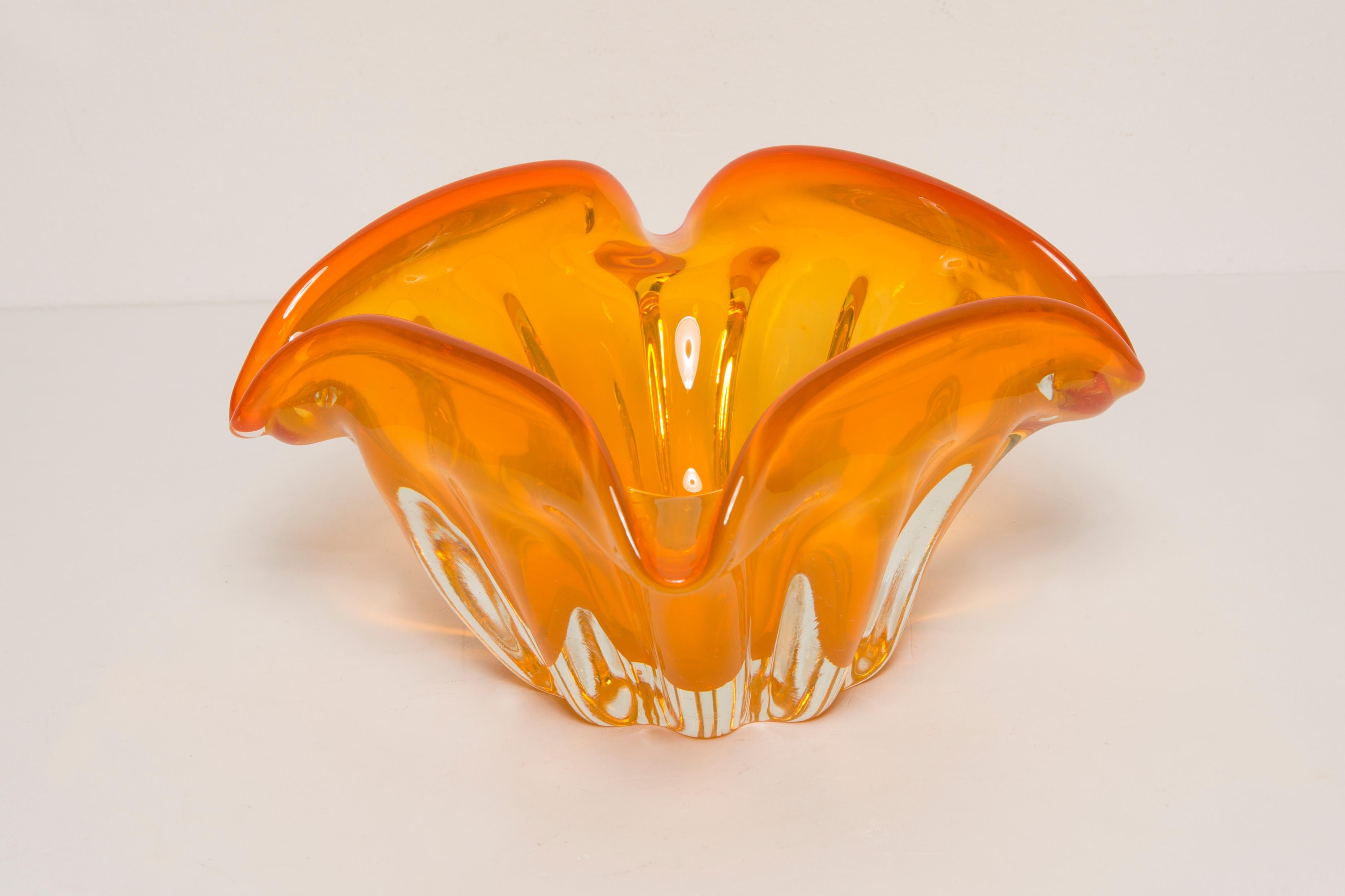 Cenicero de cuenco de cristal naranja de Murano de mediados de siglo, Italia, años 70 siglo XX en venta