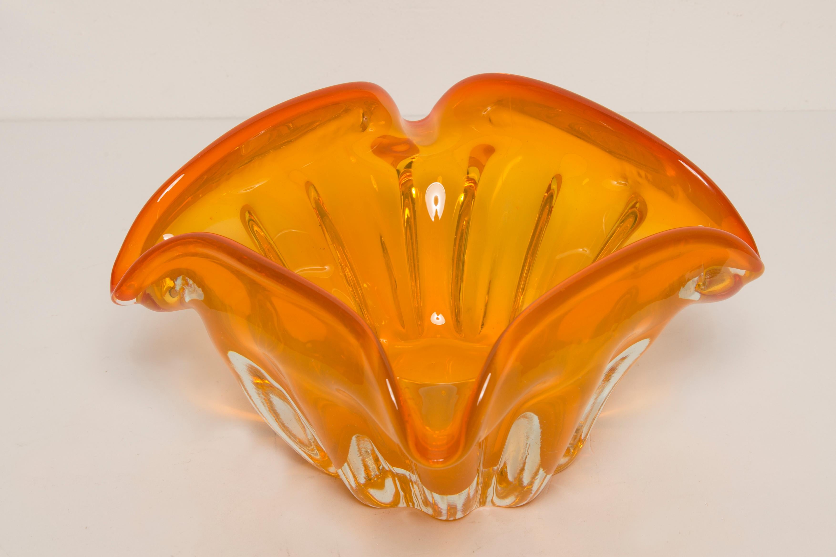 Cenicero de cuenco de cristal naranja de Murano de mediados de siglo, Italia, años 70 Vidrio en venta