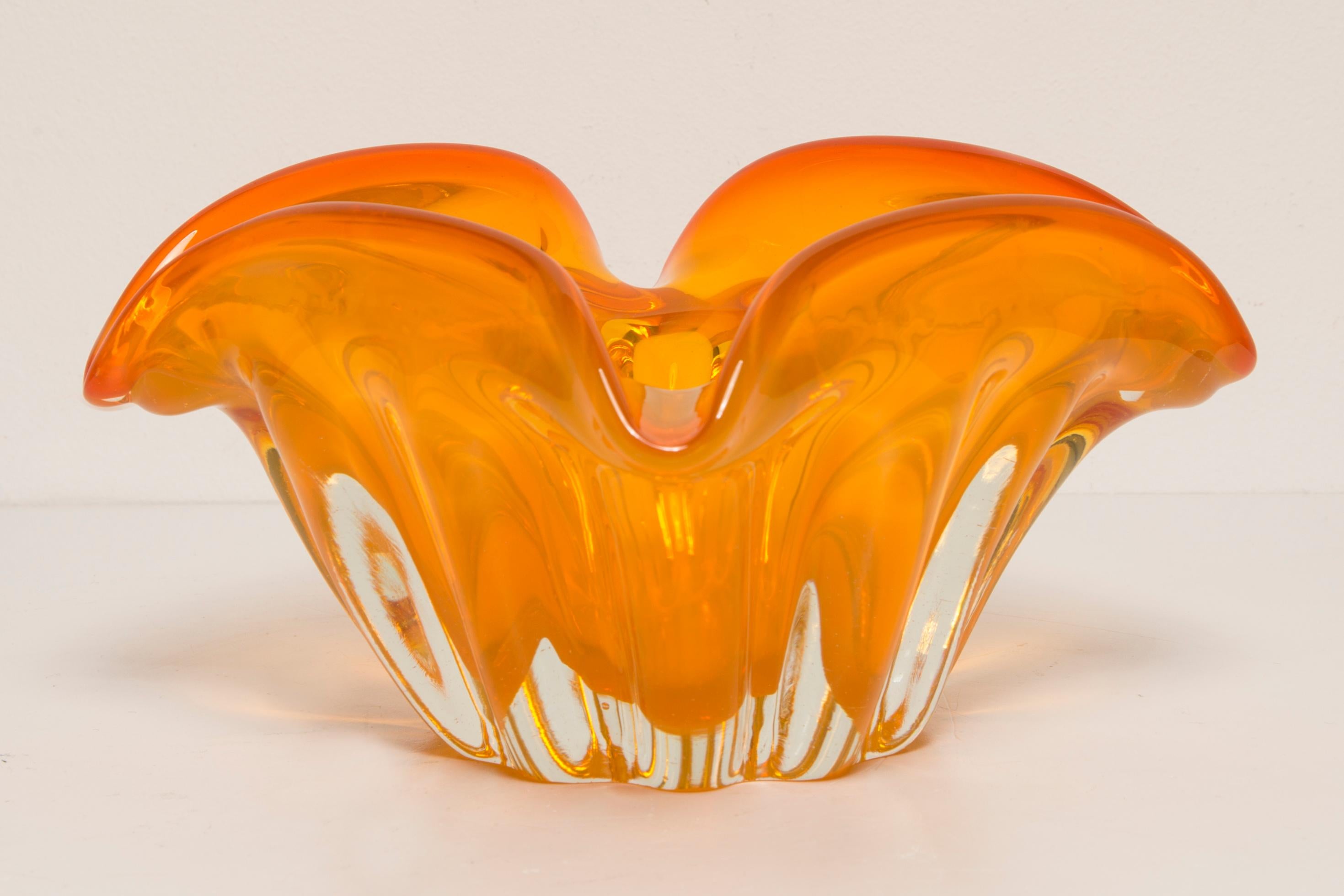Cenicero de cuenco de cristal naranja de Murano de mediados de siglo, Italia, años 70 en venta 1