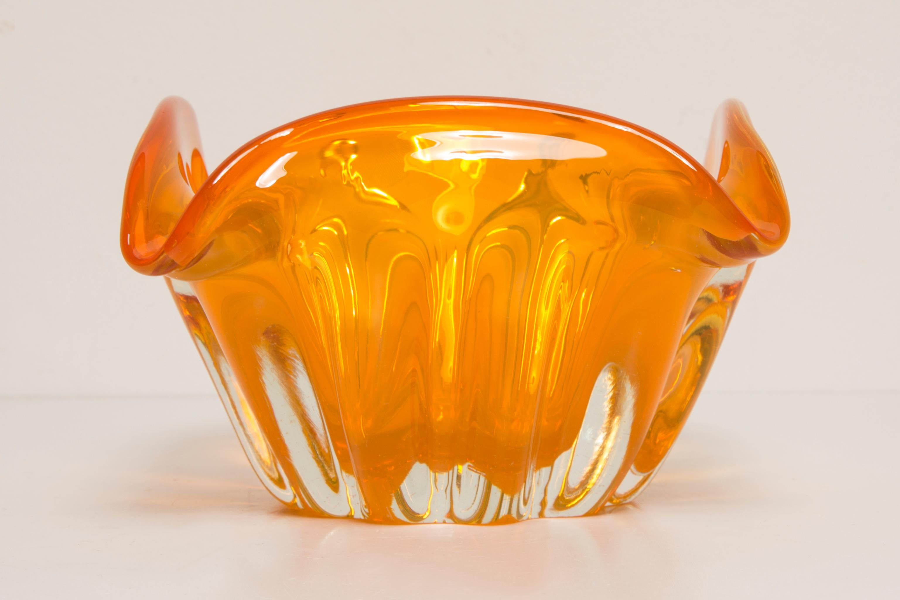 Cenicero de cuenco de cristal naranja de Murano de mediados de siglo, Italia, años 70 en venta 2