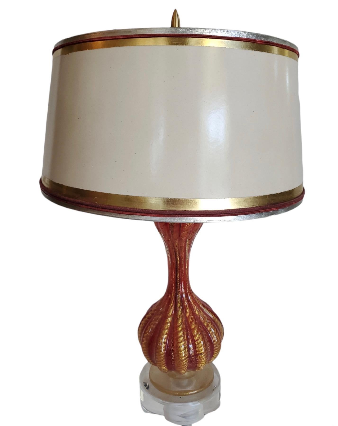 MId-Century Modern lampe Murano. Belle couleur rouge avec de fortes quantités d'or partout. L'abat-jour en parchemin personnalisé mesure 6,5