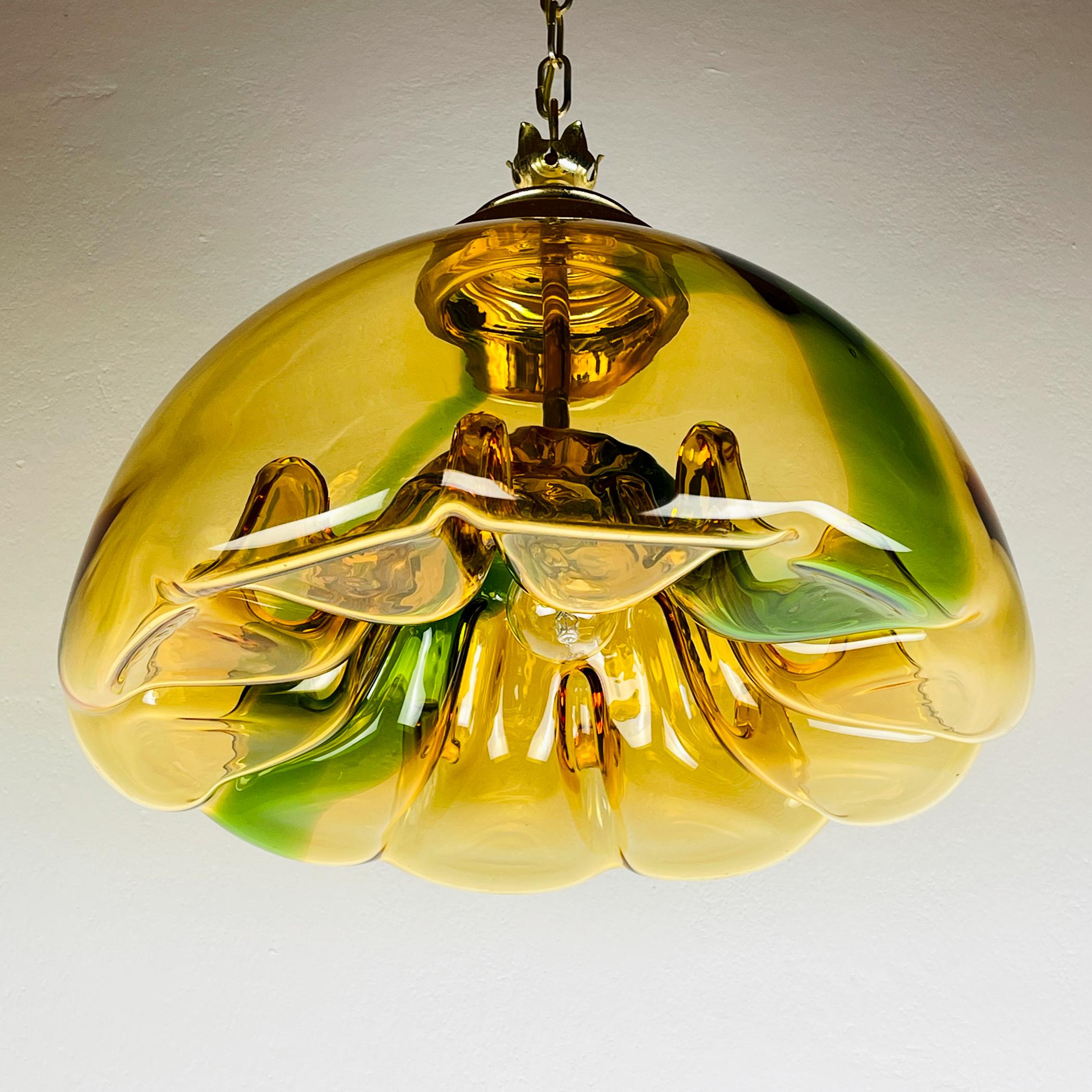 Amazing murano pendant lamp made in Italy in the 1960s.

The lamp is in very good vintage condition, with no damage.

Dimensions:
Width: 40 cm / 15.7 inches
Height: 40 cm / 15.7 inches
Lamp height with cable: 85 cm / 33.5 inches
The height of the