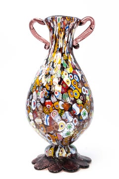 Vaso a forma di Amphora con due manici, in vetro policromo di Murano in stile Millefiori della metà del secolo, con avventurina