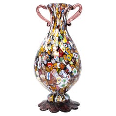 Vaso a forma di Amphora con due manici, in vetro policromo di Murano in stile Millefiori della metà del secolo, con avventurina