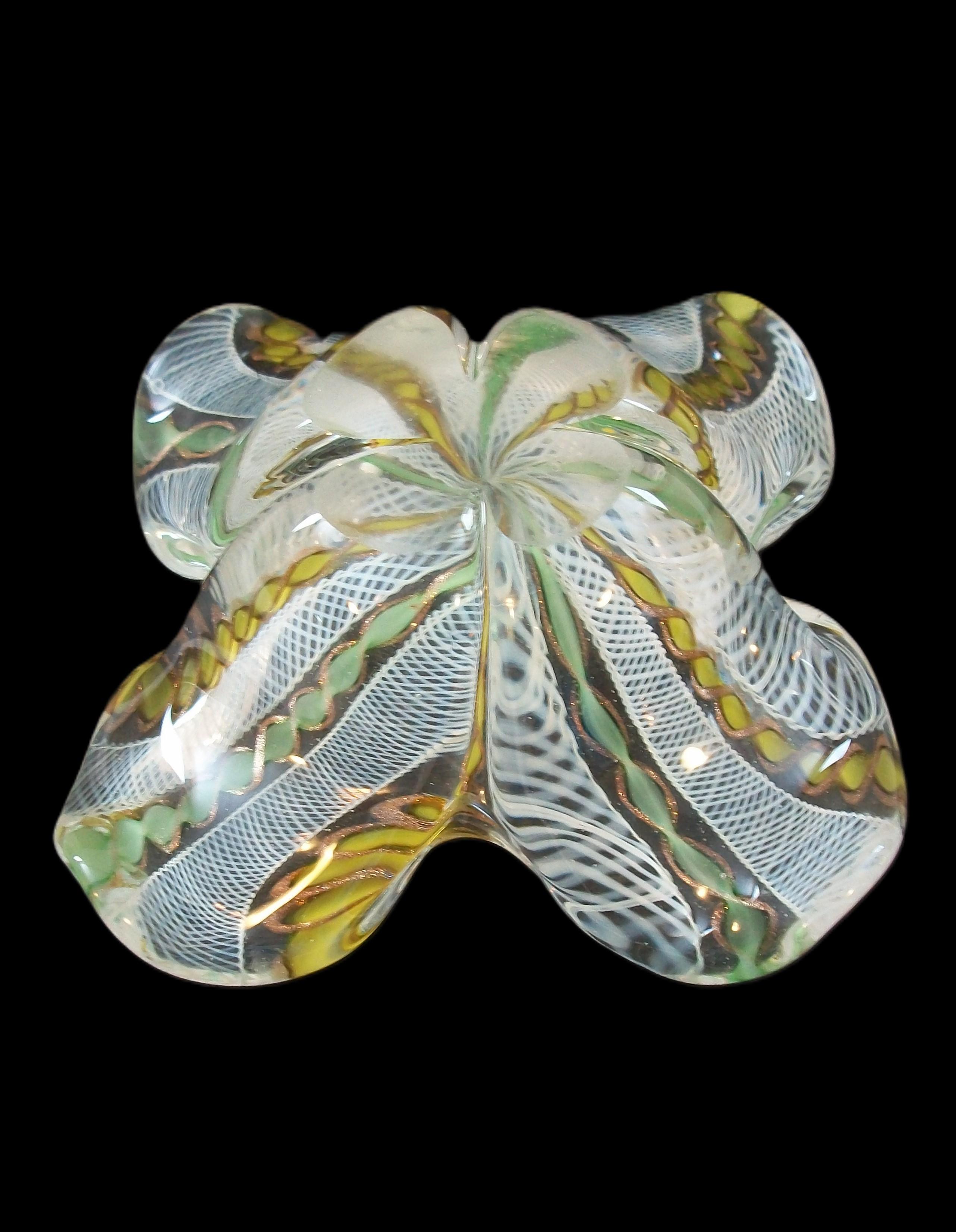 Ciotola a trifoglio di Murano di metà secolo con latticino bianco - Italia - CIRCA ANNI 70 in vendita 2