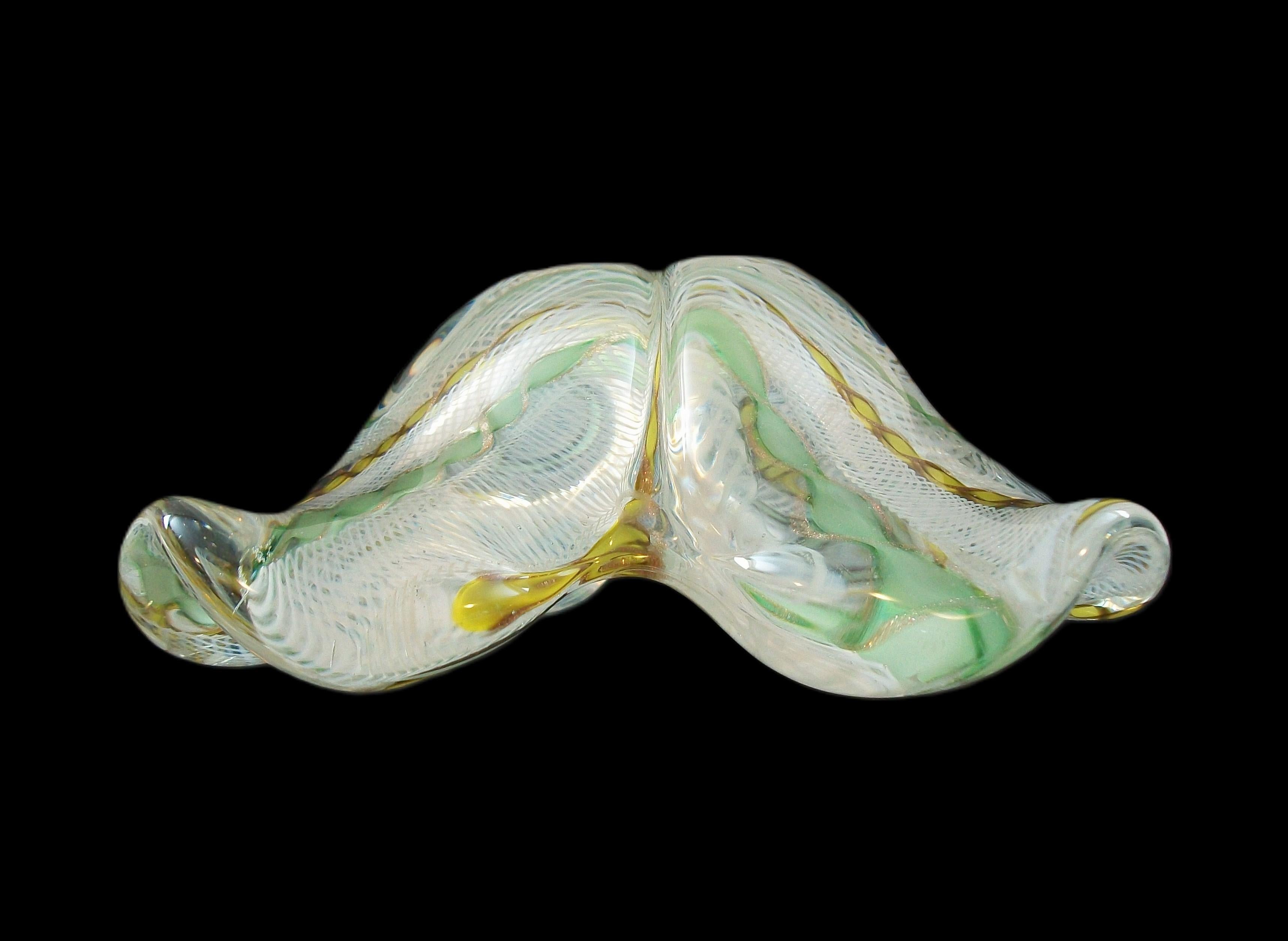 Ciotola a trifoglio di Murano di metà secolo con latticino bianco - Italia - CIRCA ANNI 70 in vendita 3