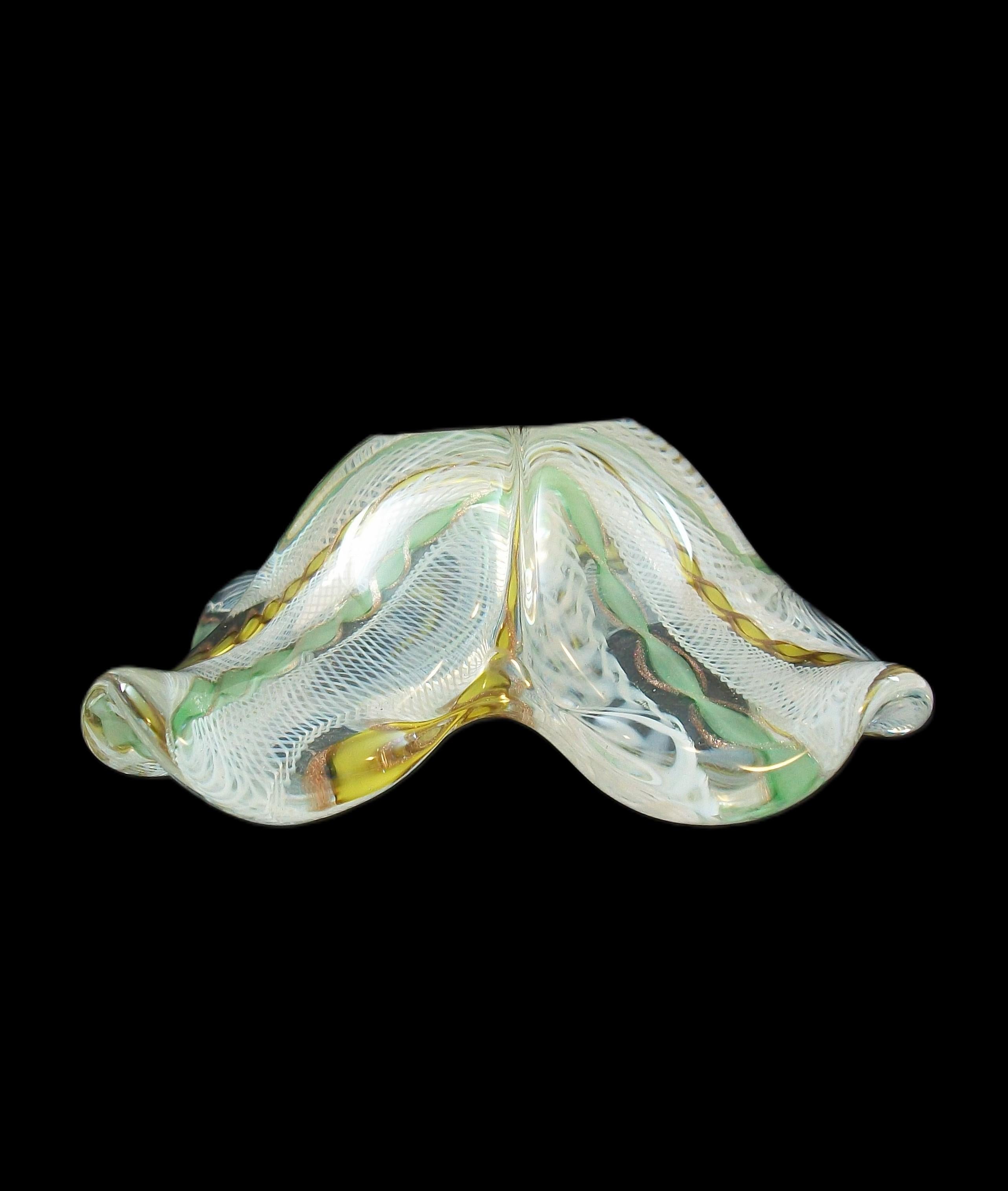 Ciotola a trifoglio di Murano di metà secolo con latticino bianco - Italia - CIRCA ANNI 70 in vendita 4
