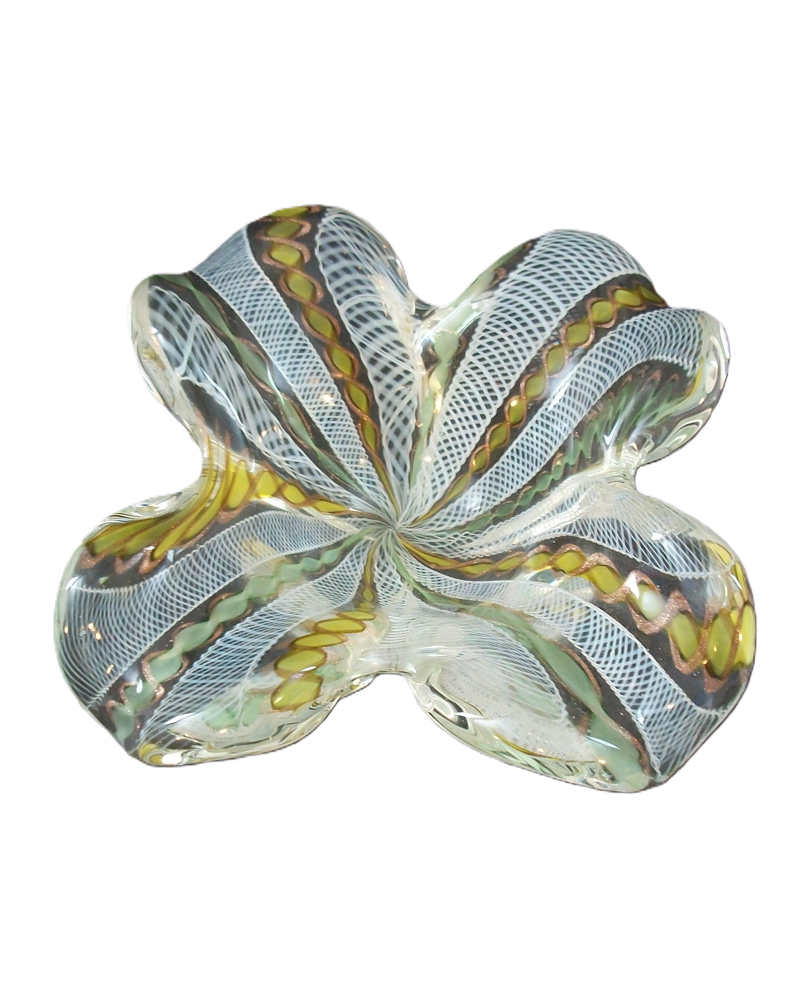 Ciotola in vetro artistico di Murano della metà del secolo scorso - con latticino bianco e canne intrecciate verdi e gialle con avventurina di rame - peso elevato con finitura lucida e fondo piatto - non firmata - Italia - circa anni