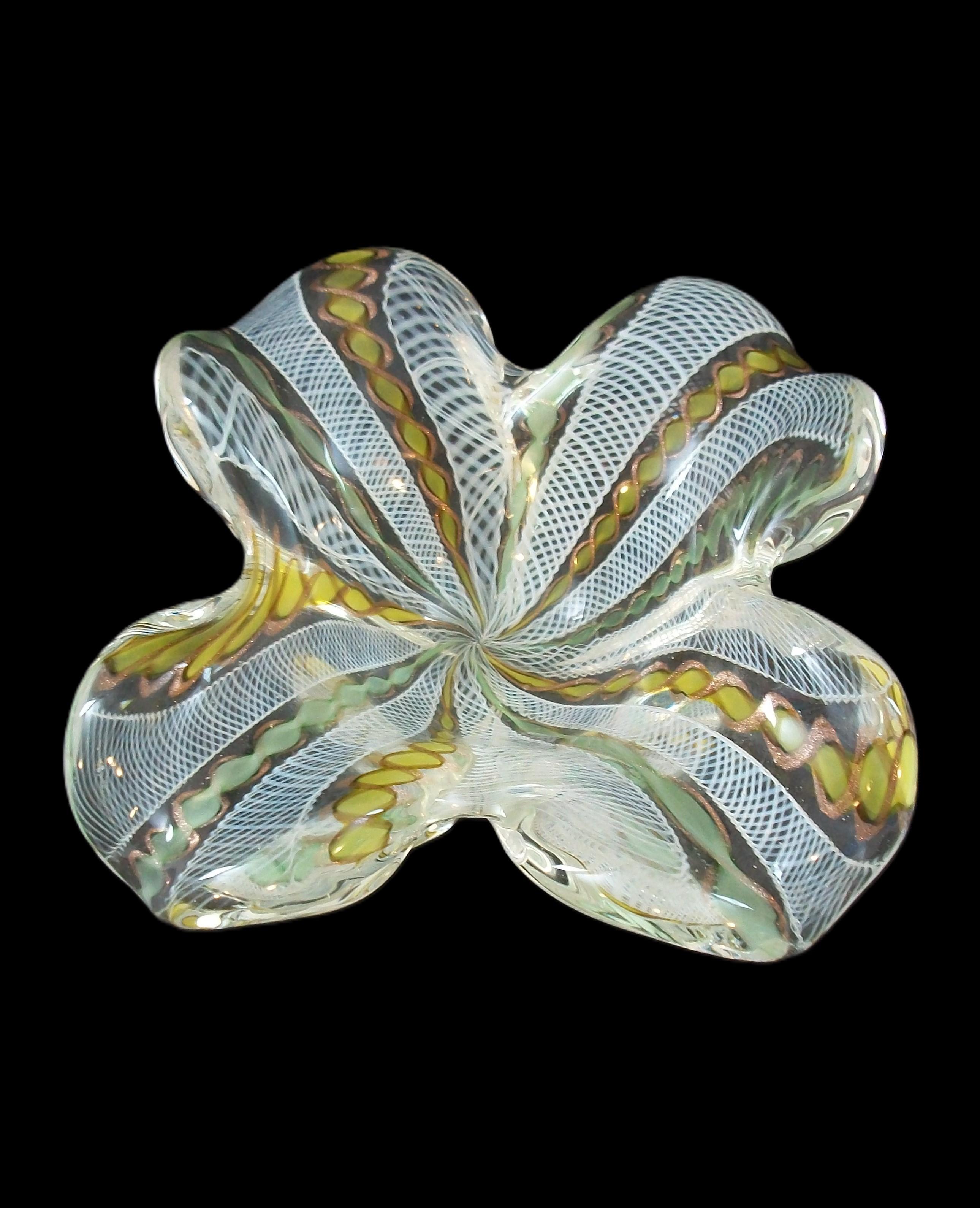 Mid-Century moderno Ciotola a trifoglio di Murano di metà secolo con latticino bianco - Italia - CIRCA ANNI 70 in vendita