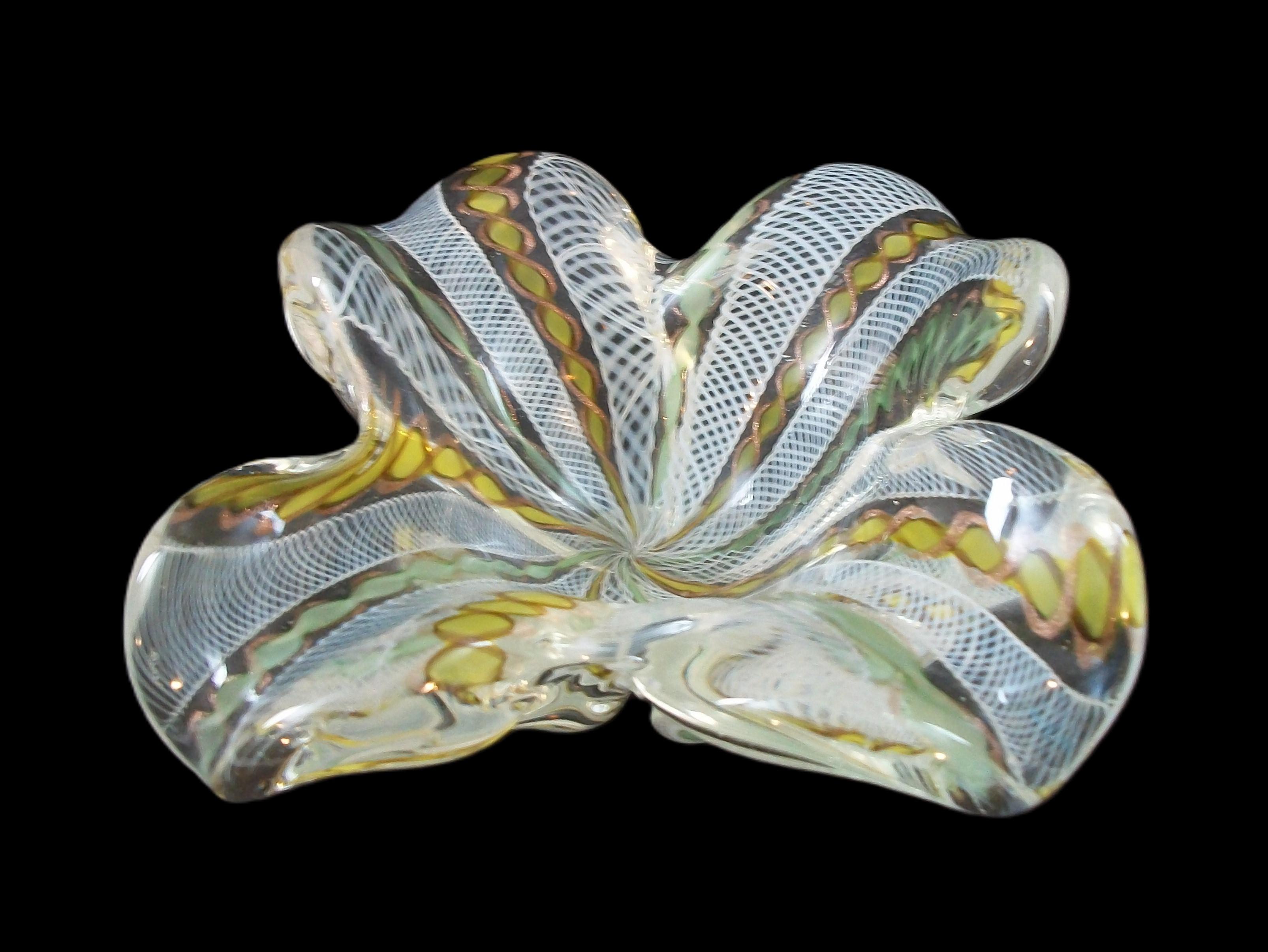 Italiano Ciotola a trifoglio di Murano di metà secolo con latticino bianco - Italia - CIRCA ANNI 70 in vendita