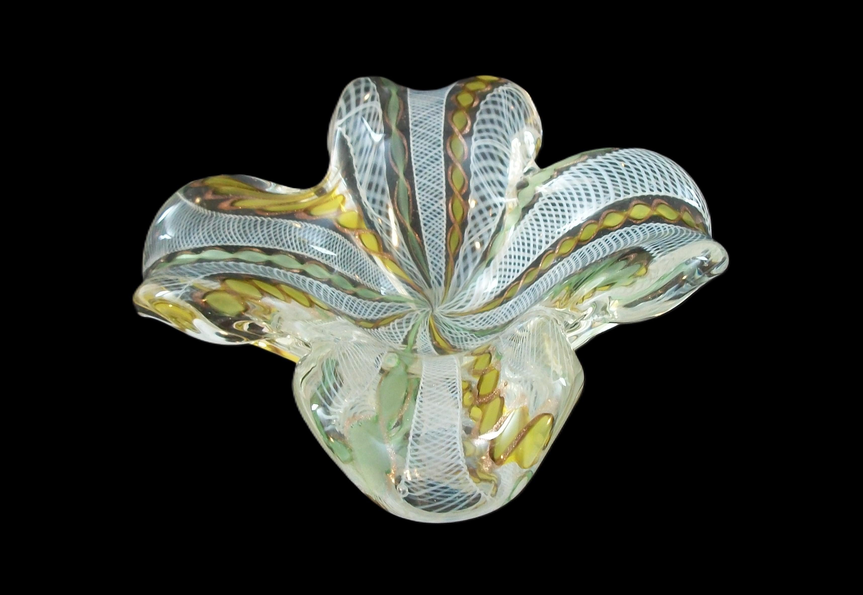 Fatto a mano Ciotola a trifoglio di Murano di metà secolo con latticino bianco - Italia - CIRCA ANNI 70 in vendita