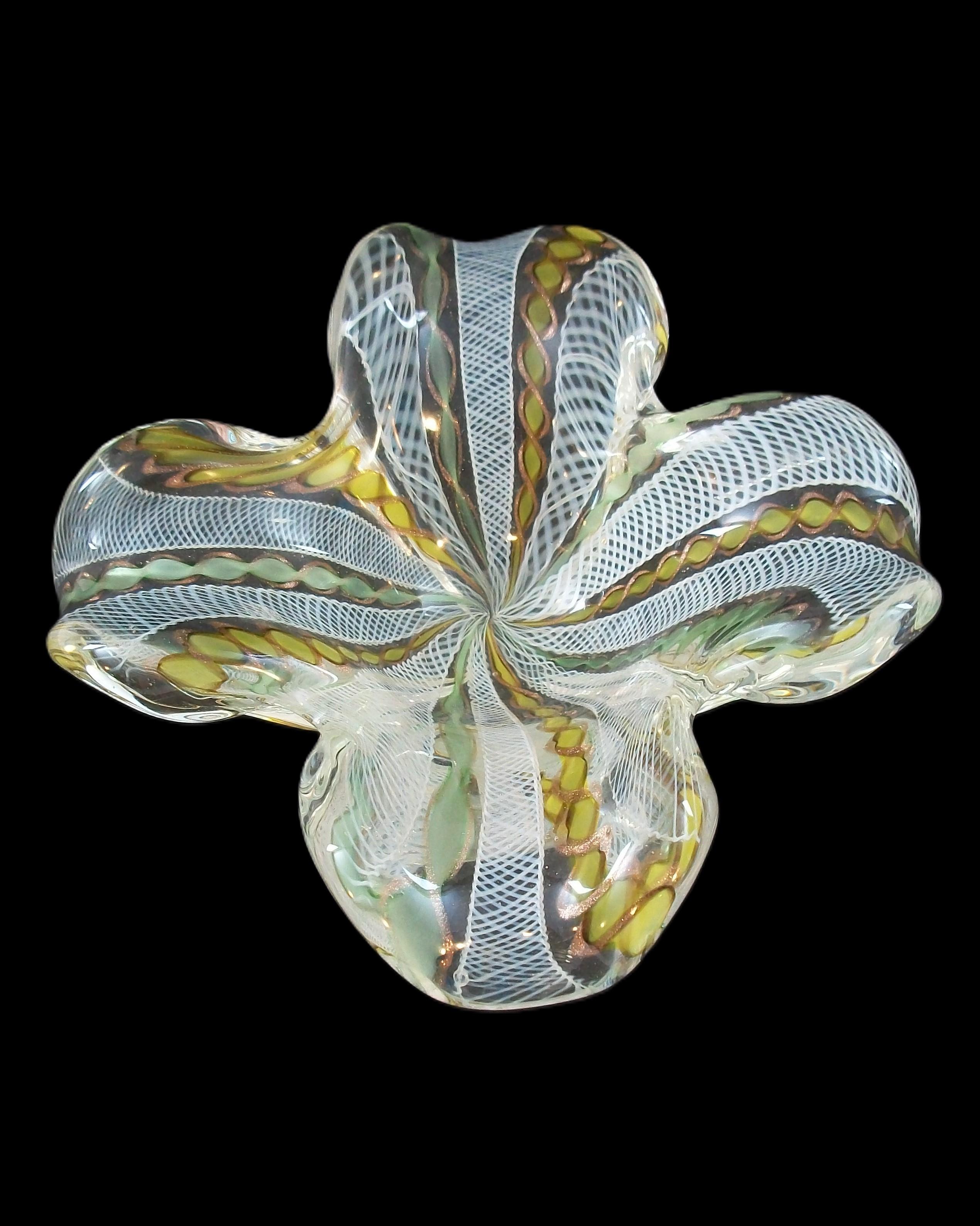 Ciotola a trifoglio di Murano di metà secolo con latticino bianco - Italia - CIRCA ANNI 70 In condizioni buone in vendita a Chatham, ON