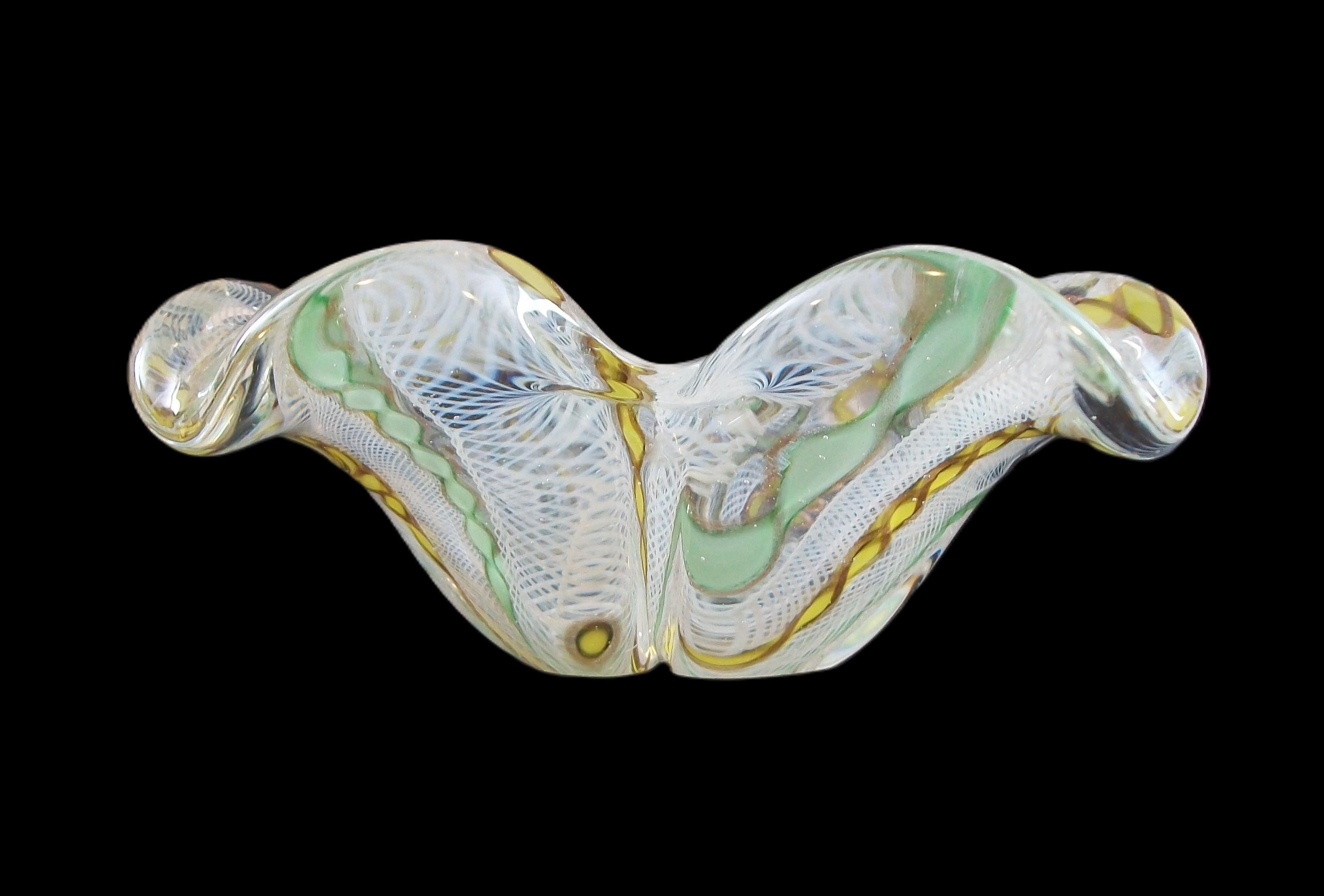 XX secolo Ciotola a trifoglio di Murano di metà secolo con latticino bianco - Italia - CIRCA ANNI 70 in vendita