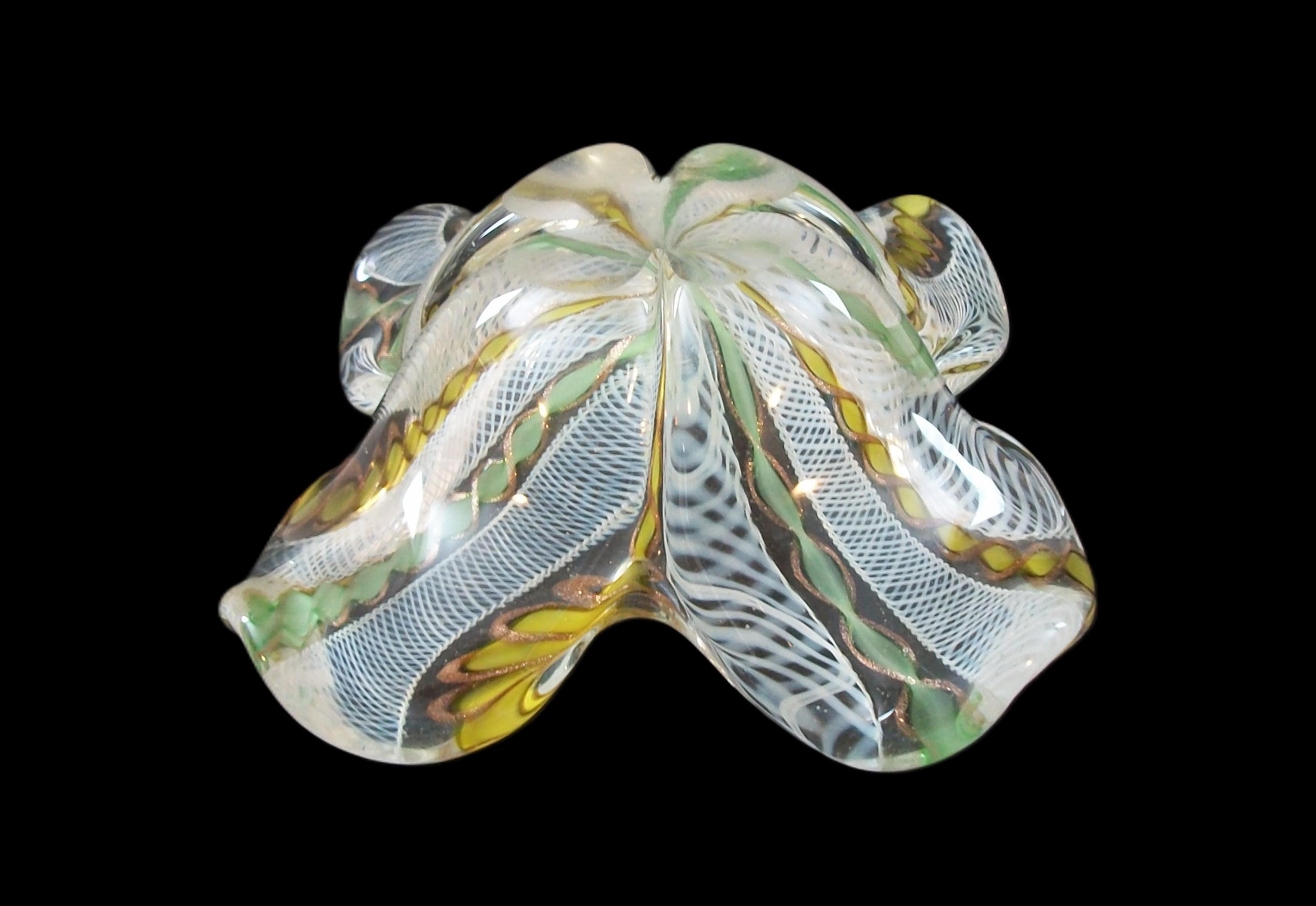 Ciotola a trifoglio di Murano di metà secolo con latticino bianco - Italia - CIRCA ANNI 70 in vendita 1