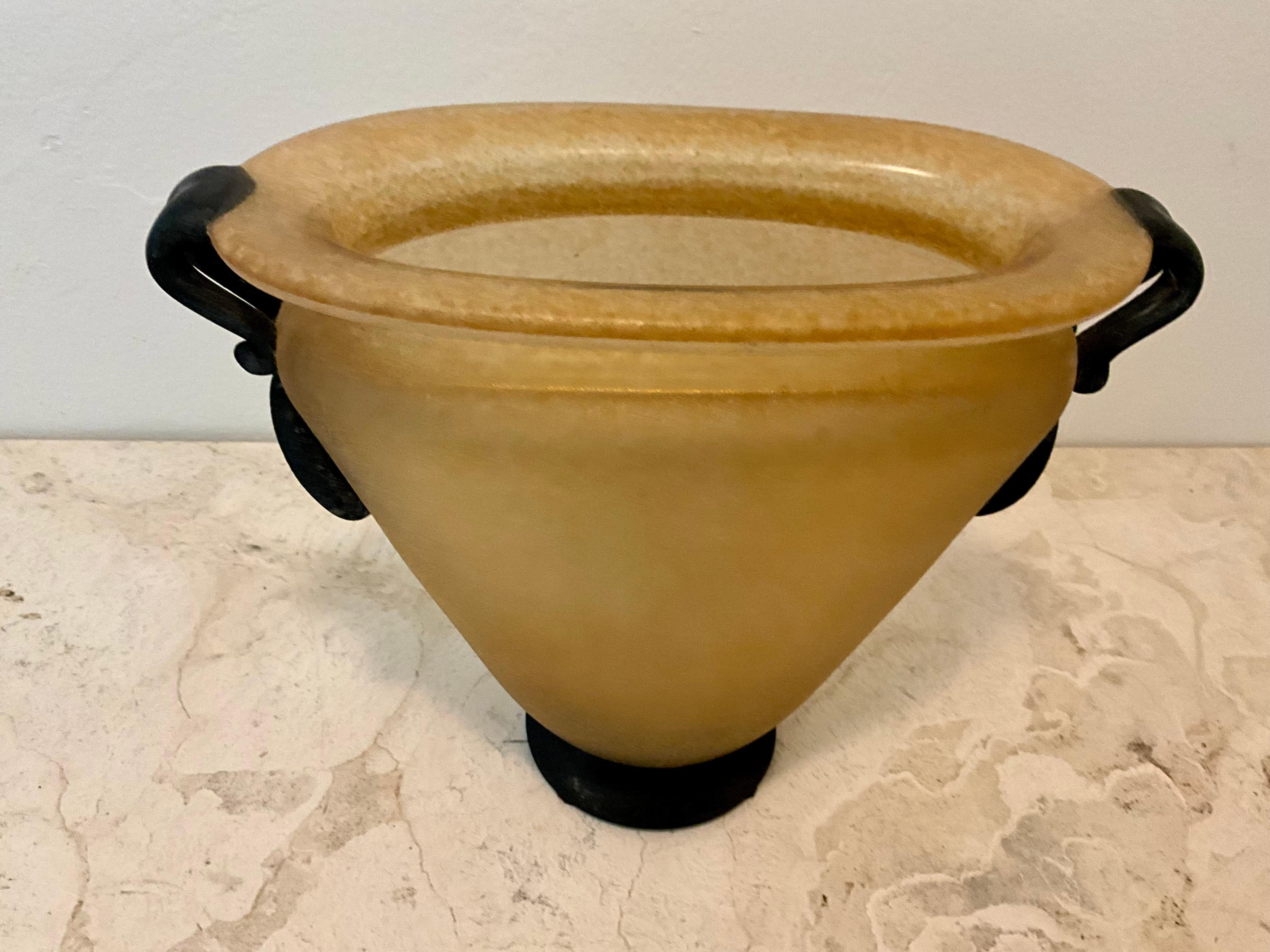 Vase Urne en verre Murano Scavo du milieu du siècle, jaune

Cet exquis vase urne en verre Murano scavo du milieu du siècle présente une étonnante teinte jaune, mettant en valeur la texture unique et le travail artisanal caractéristiques du verre de