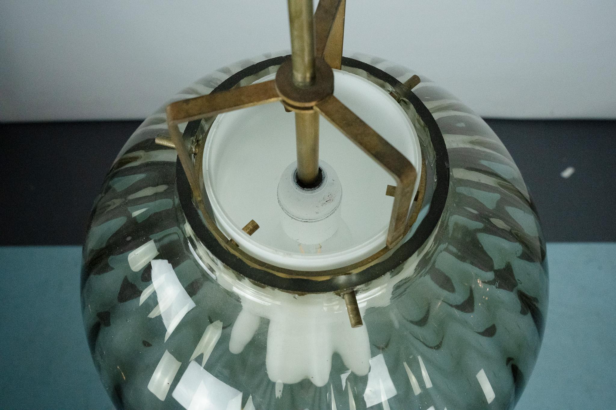 Lustre du milieu du siècle en verre fumé de Murano avec diffuseur opalin, Italie, années 1950 en vente 3