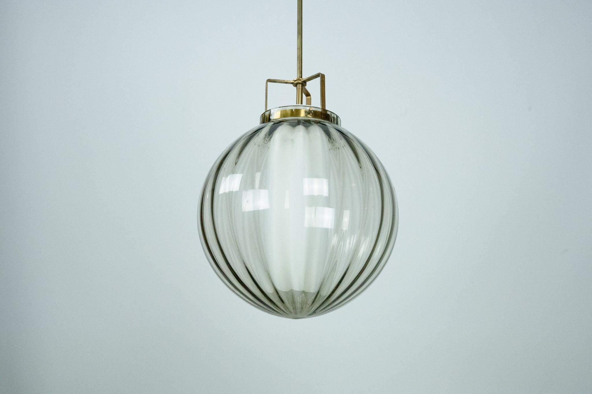 Lustre du milieu du siècle en verre fumé de Murano avec diffuseur opalin, Italie, années 1950 en vente 4