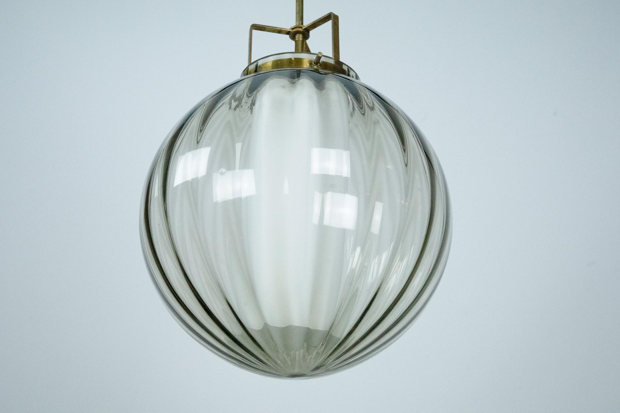 Lustre du milieu du siècle en verre fumé de Murano avec diffuseur opalin, Italie, années 1950 en vente 5