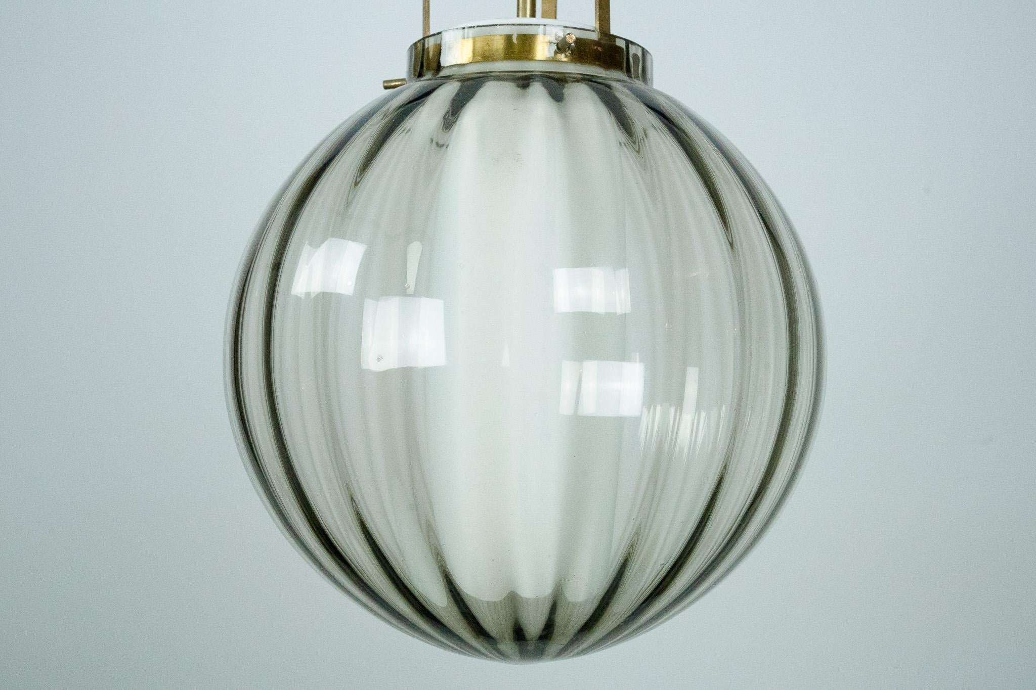 Lustre du milieu du siècle en verre fumé de Murano avec diffuseur opalin, Italie, années 1950 en vente 6