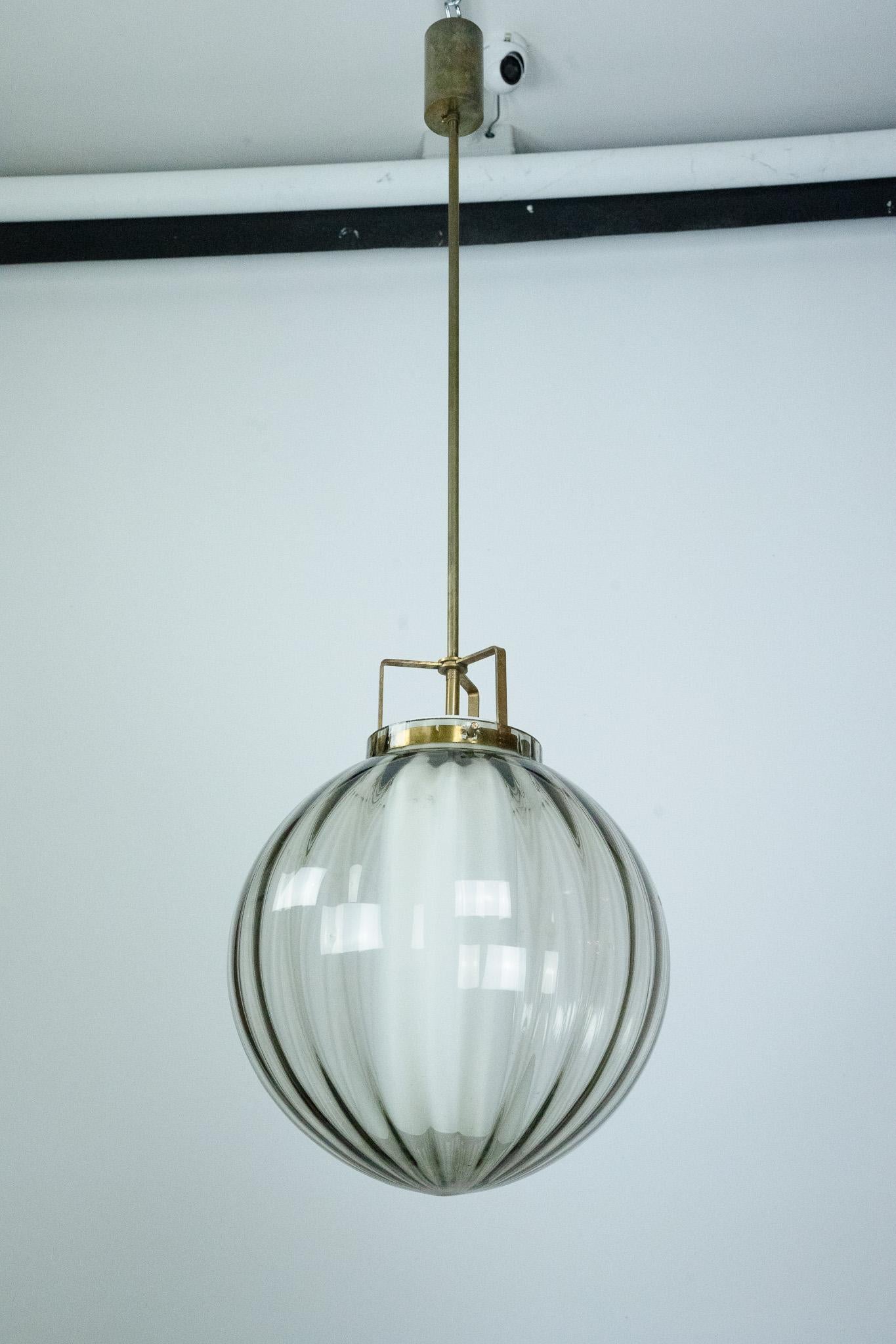 Mid-Century Modern Lustre du milieu du siècle en verre fumé de Murano avec diffuseur opalin, Italie, années 1950 en vente