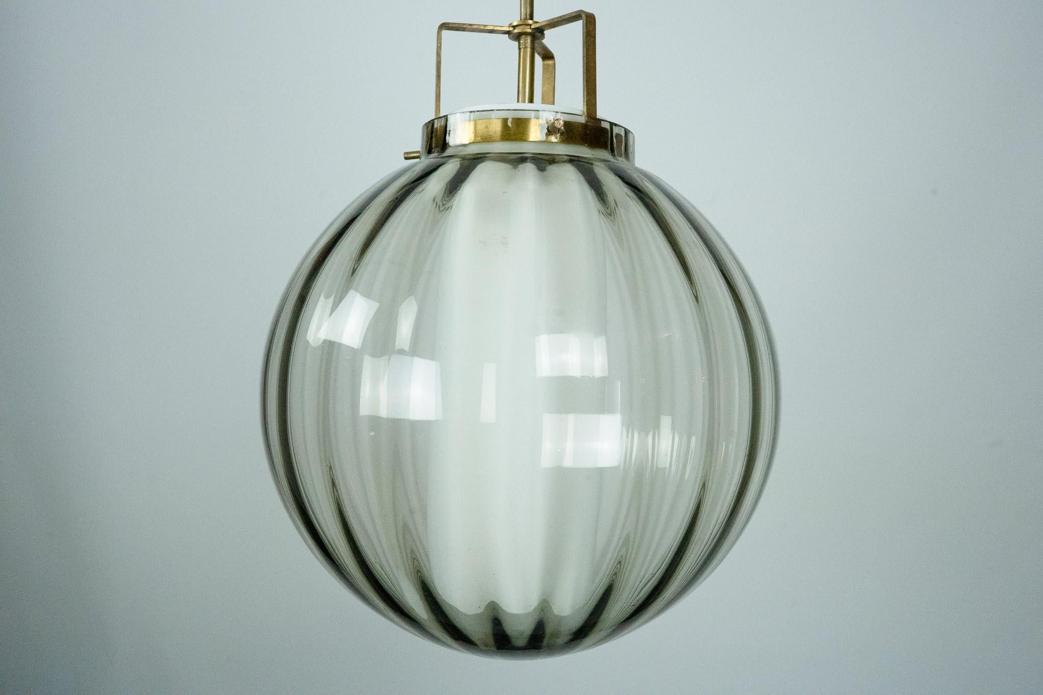 italien Lustre du milieu du siècle en verre fumé de Murano avec diffuseur opalin, Italie, années 1950 en vente