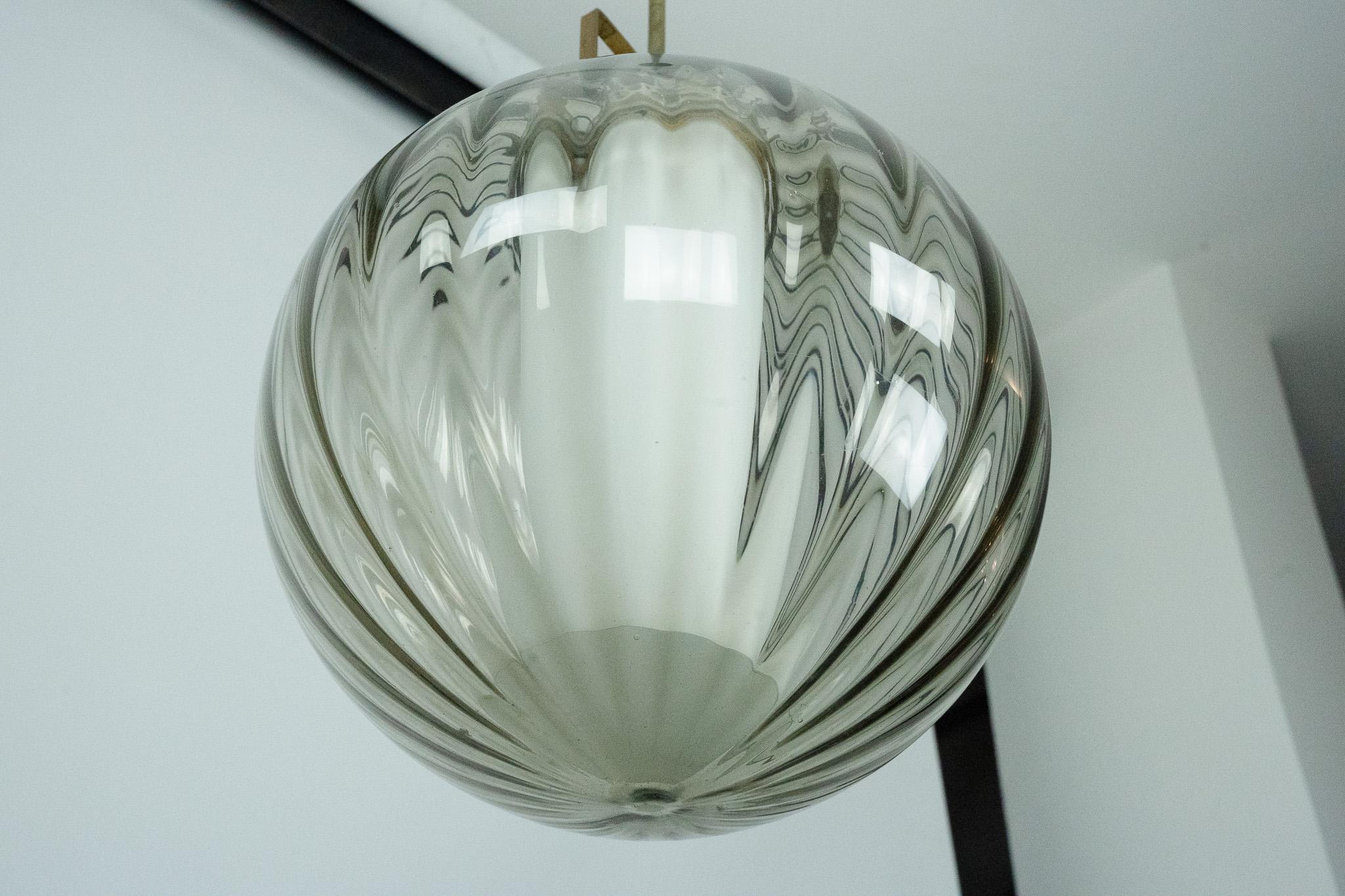 Lustre du milieu du siècle en verre fumé de Murano avec diffuseur opalin, Italie, années 1950 Bon état - En vente à Catania, CT