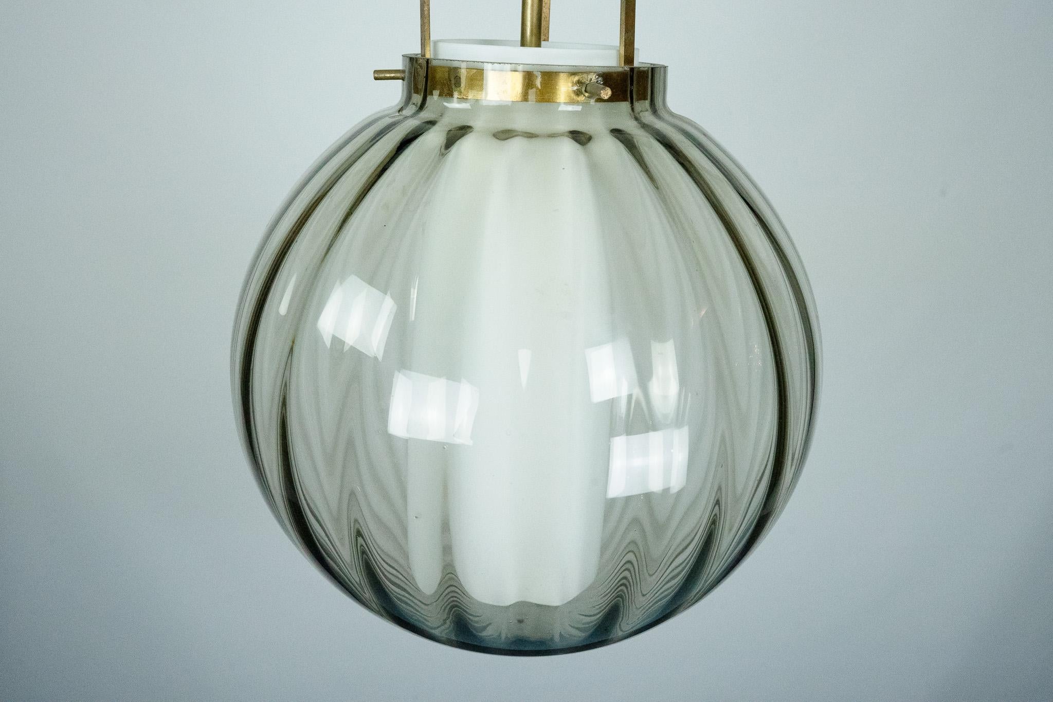 20ième siècle Lustre du milieu du siècle en verre fumé de Murano avec diffuseur opalin, Italie, années 1950 en vente