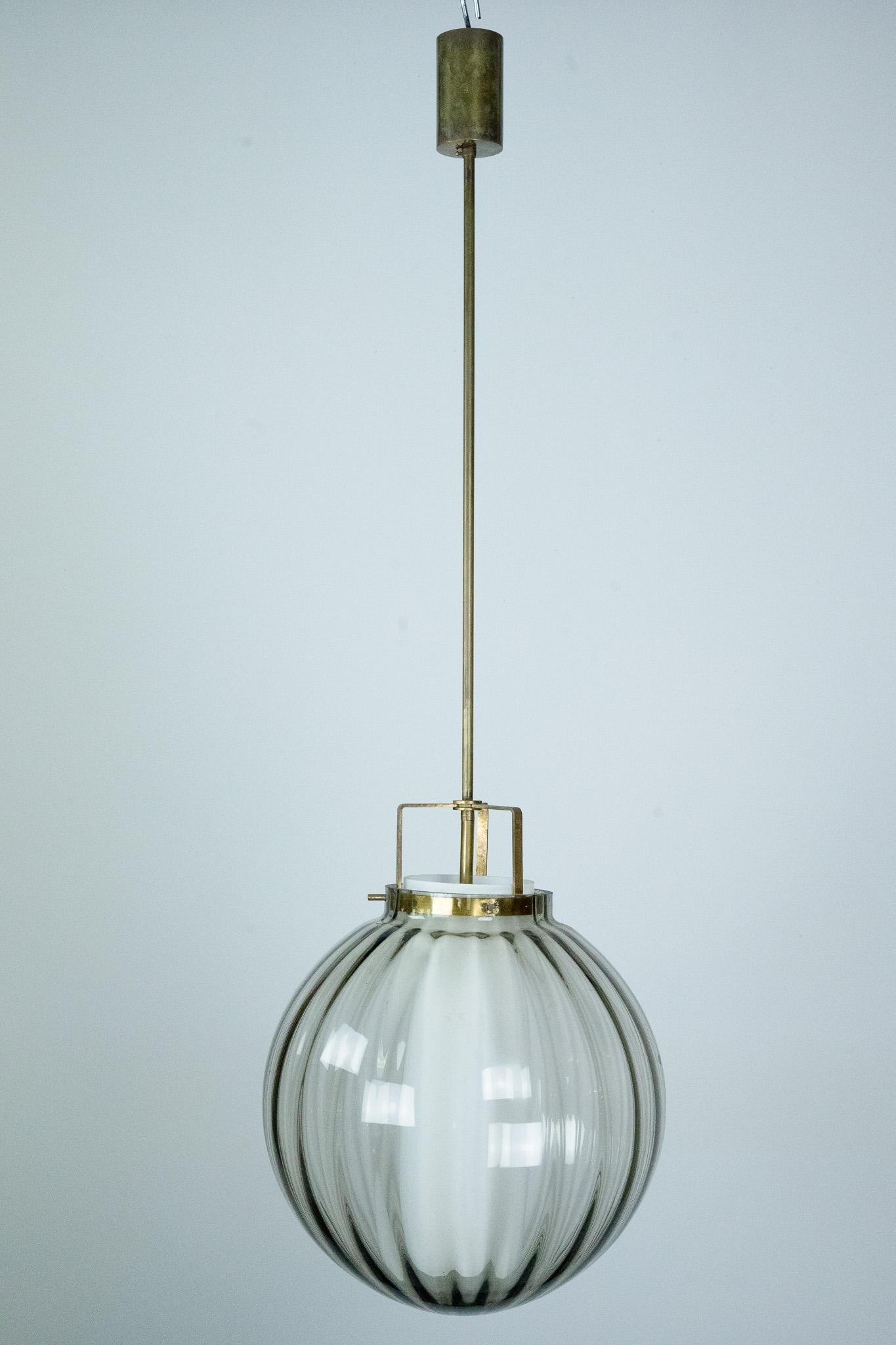 Laiton Lustre du milieu du siècle en verre fumé de Murano avec diffuseur opalin, Italie, années 1950 en vente