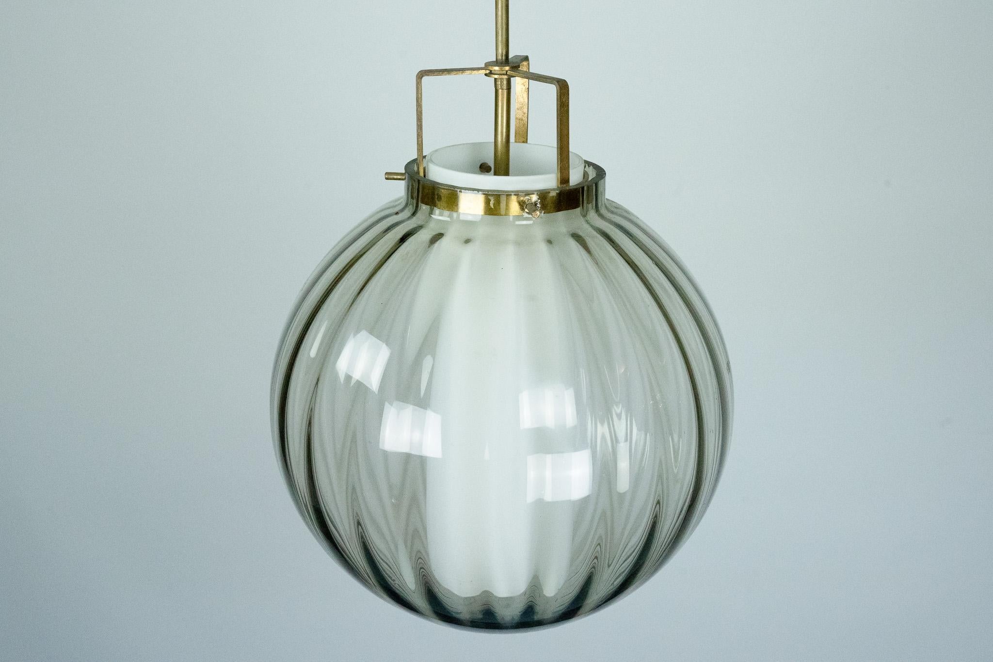 Lustre du milieu du siècle en verre fumé de Murano avec diffuseur opalin, Italie, années 1950 en vente 1