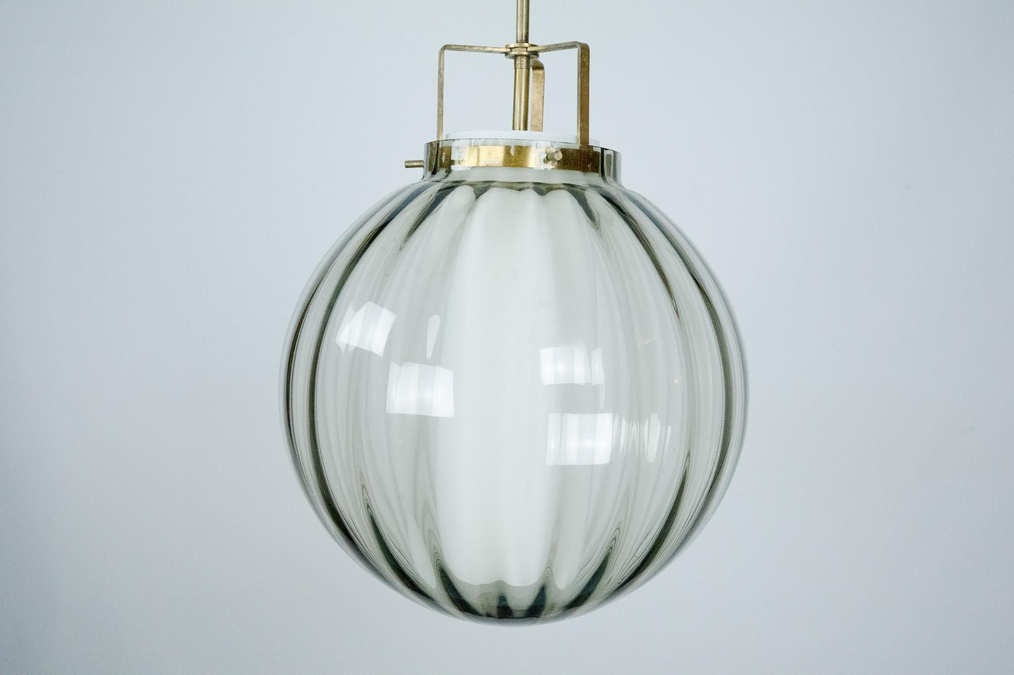 Lustre du milieu du siècle en verre fumé de Murano avec diffuseur opalin, Italie, années 1950 en vente 2