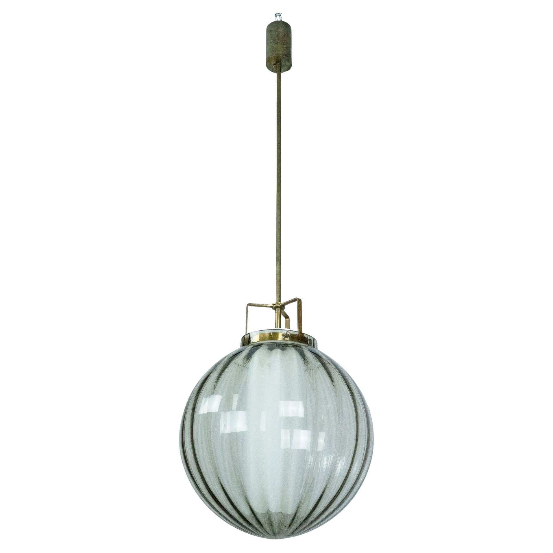Lustre du milieu du siècle en verre fumé de Murano avec diffuseur opalin, Italie, années 1950 en vente