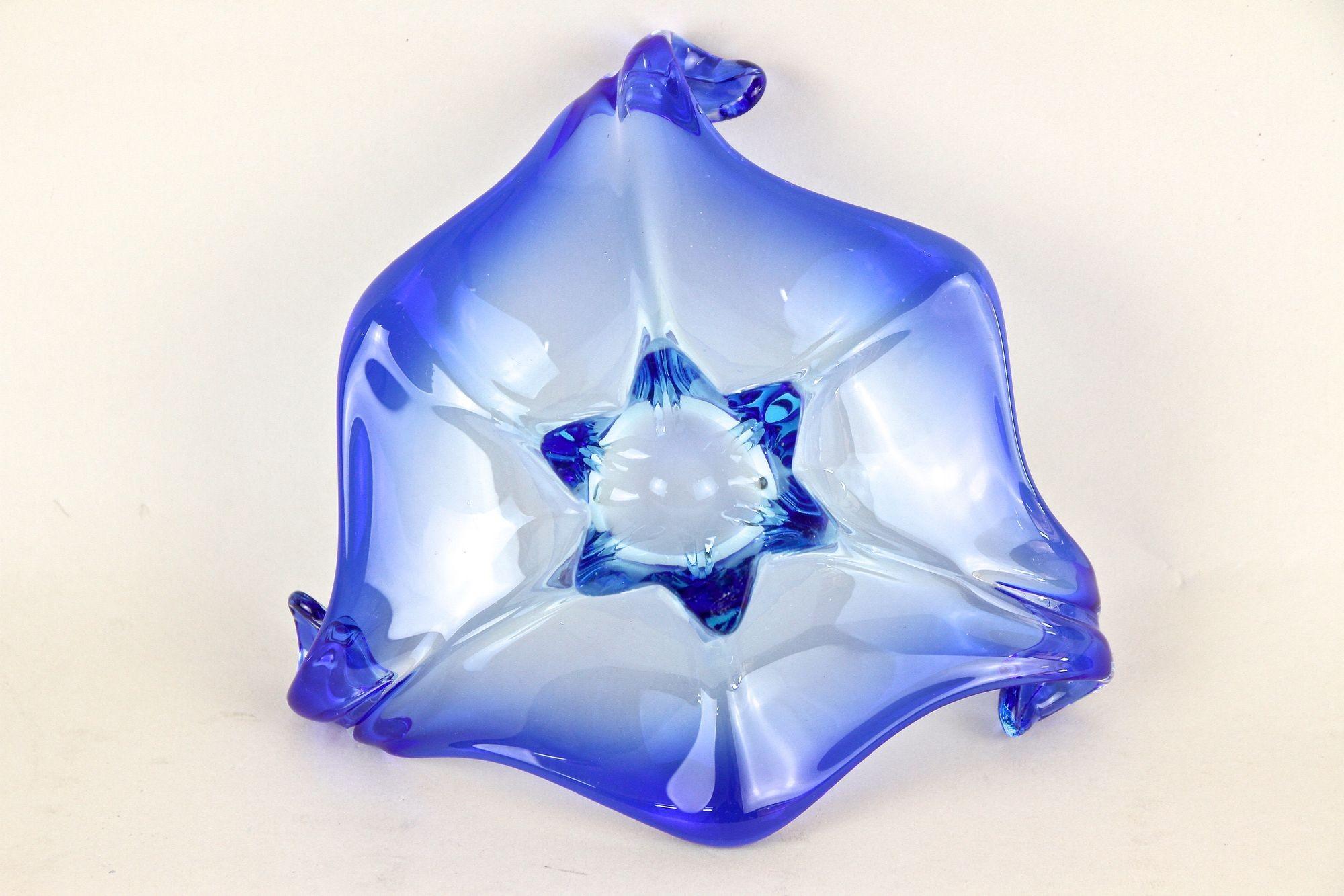 Bol en verre bleu de Murano Sommerso du milieu du siècle, Italie vers 1960 en vente 3