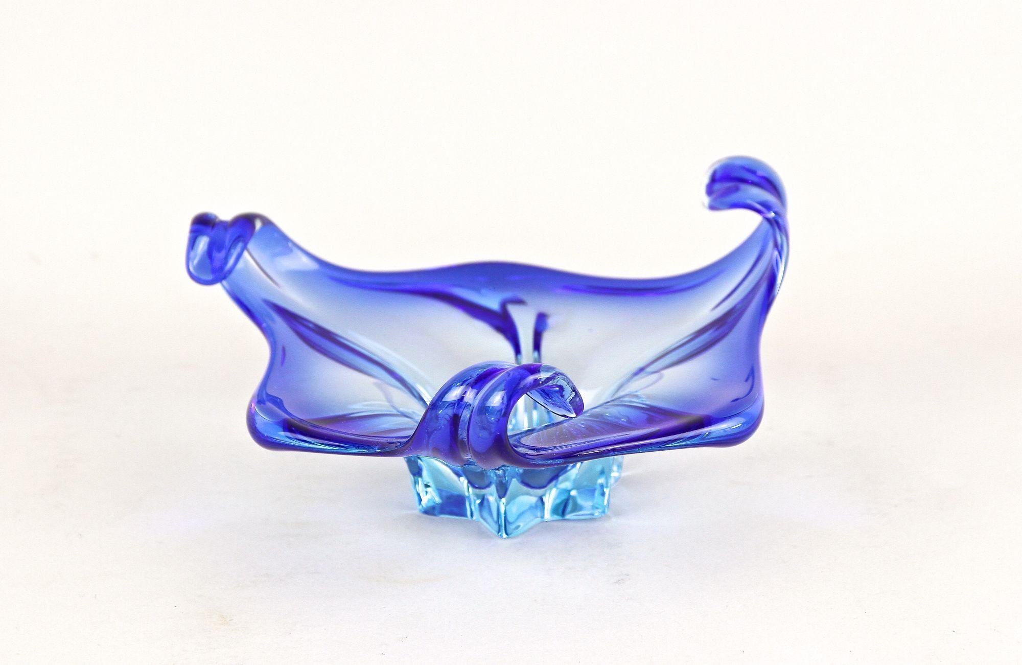 Bol en verre bleu de Murano Sommerso du milieu du siècle, Italie vers 1960 en vente 4
