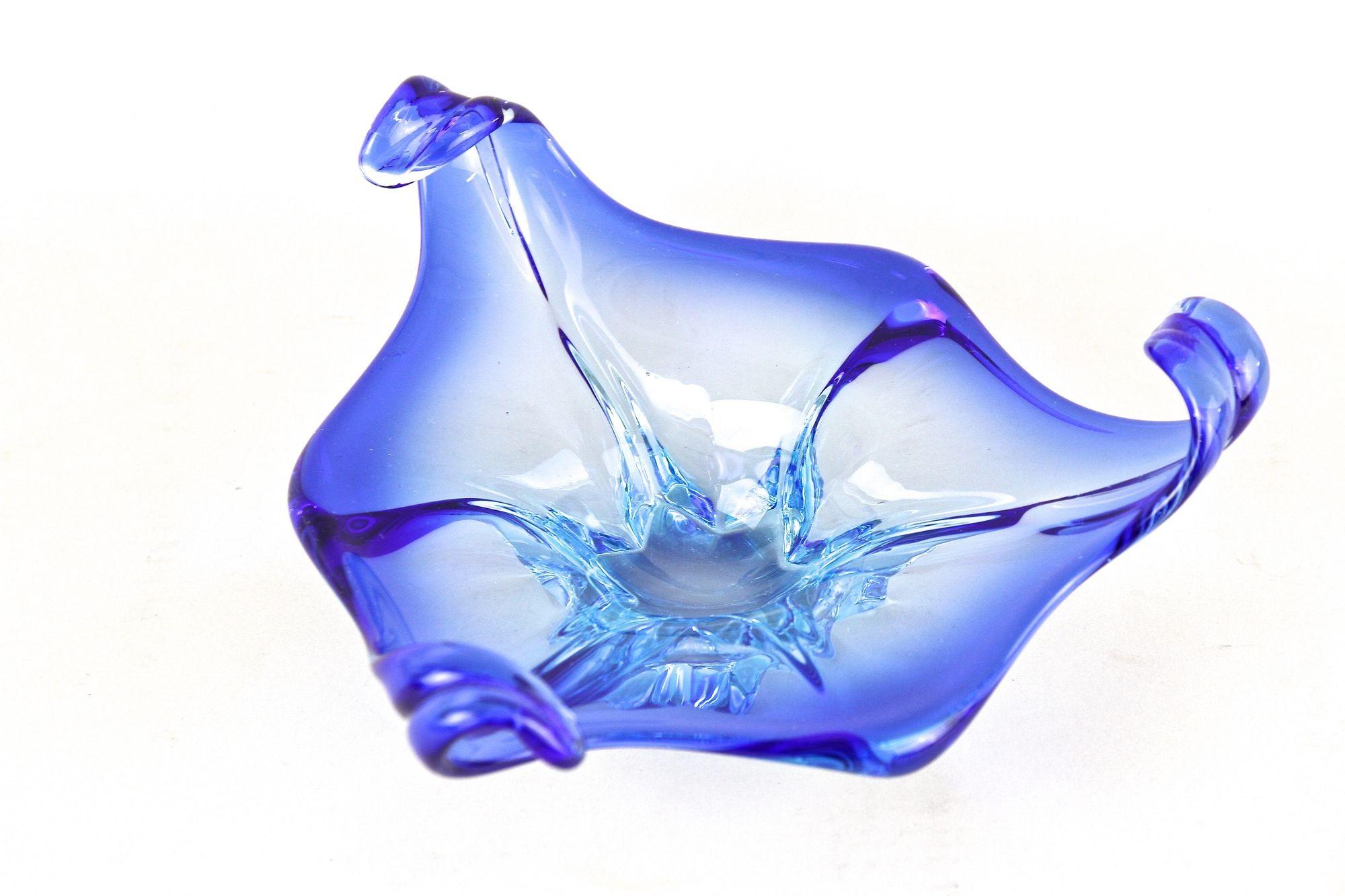 Coupe unique en verre de Murano datant du milieu du siècle et provenant des ateliers de renommée mondiale de Sommerso, en Italie, et datant d'environ 1960. Ce bol en verre de forme extraordinaire et d'aspect moderne rappelle une étoile ou une étoile
