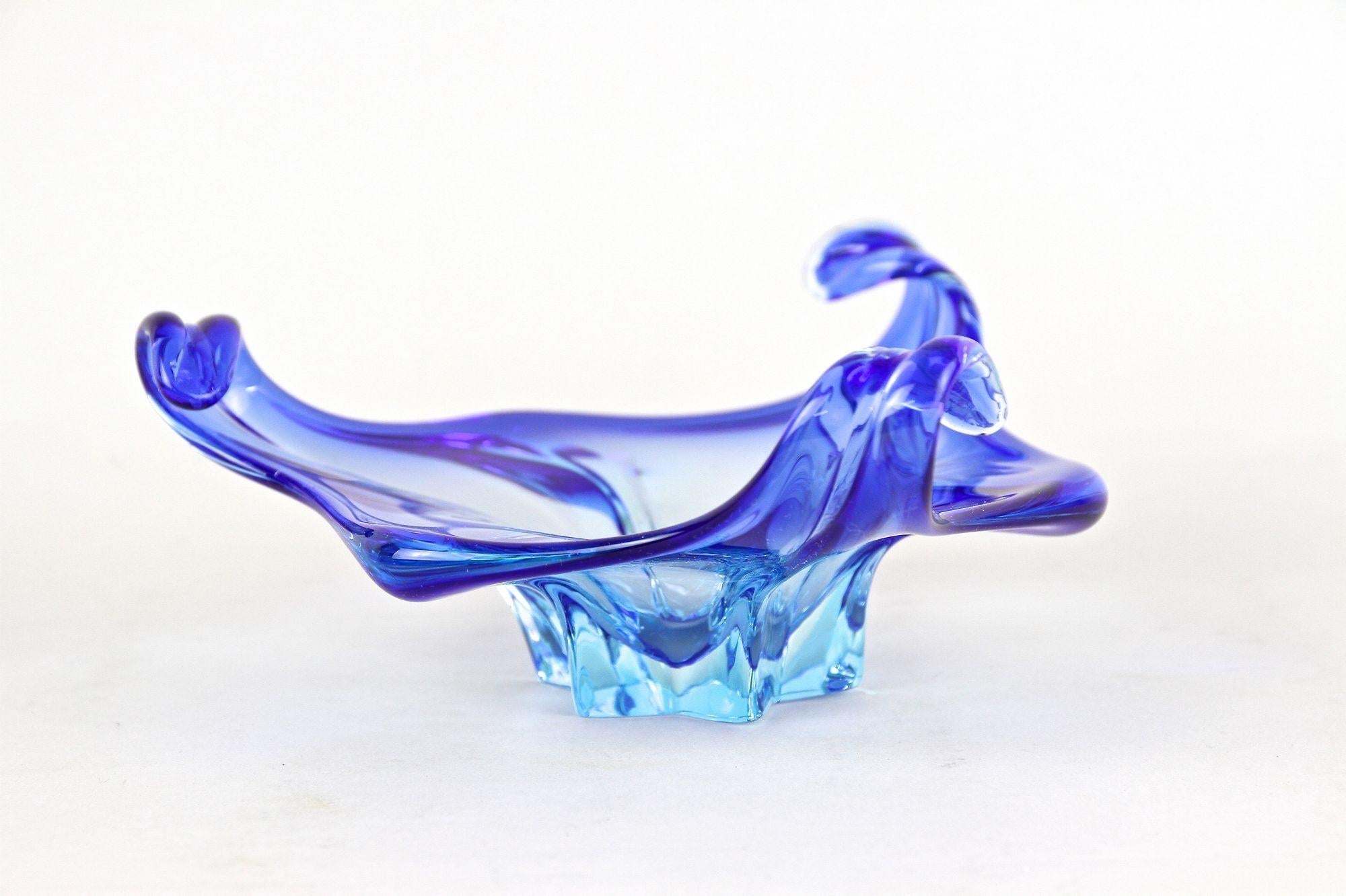 Mid-Century Modern Bol en verre bleu de Murano Sommerso du milieu du siècle, Italie vers 1960 en vente