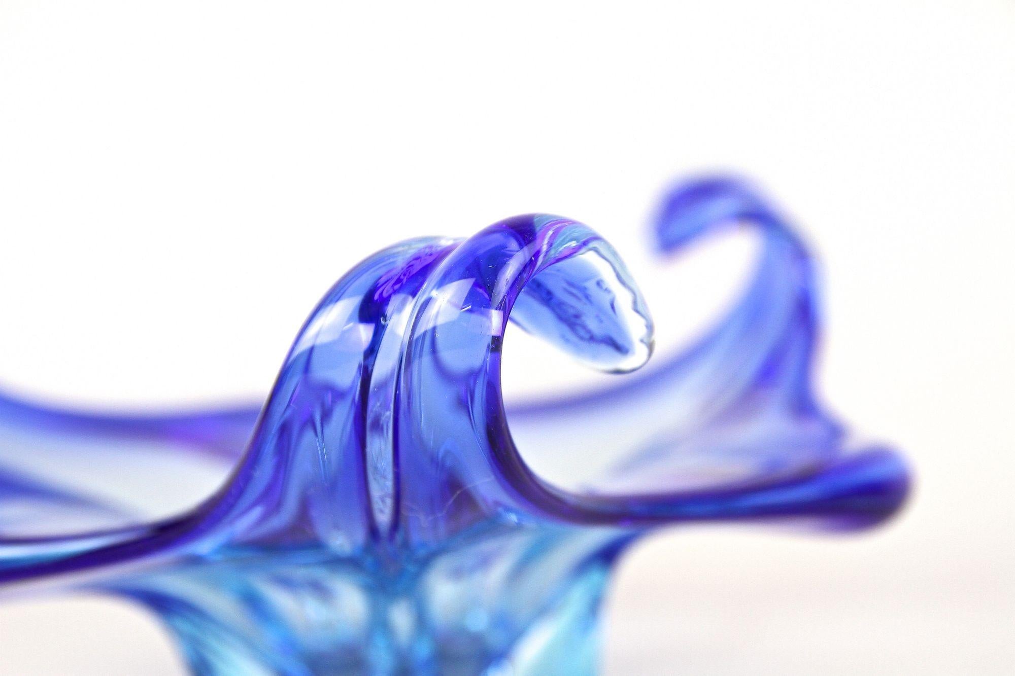 italien Bol en verre bleu de Murano Sommerso du milieu du siècle, Italie vers 1960 en vente