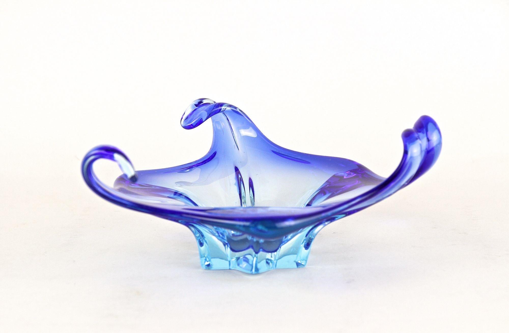 Bol en verre bleu de Murano Sommerso du milieu du siècle, Italie vers 1960 Bon état - En vente à Lichtenberg, AT