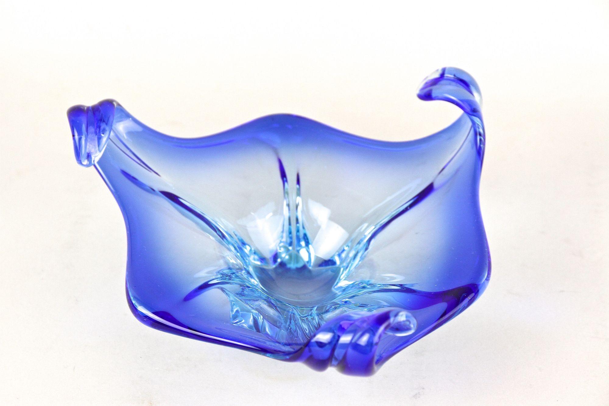 20ième siècle Bol en verre bleu de Murano Sommerso du milieu du siècle, Italie vers 1960 en vente