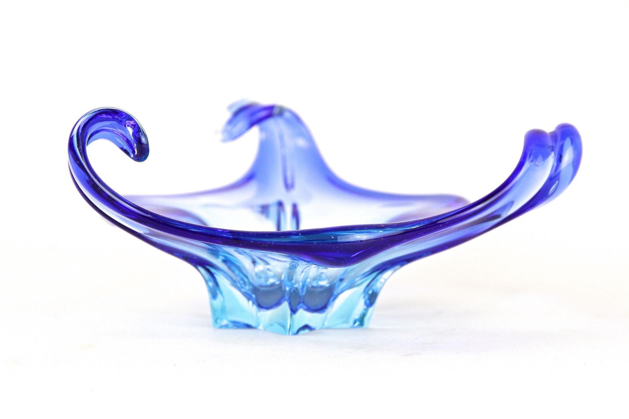 Verre de Murano Bol en verre bleu de Murano Sommerso du milieu du siècle, Italie vers 1960 en vente