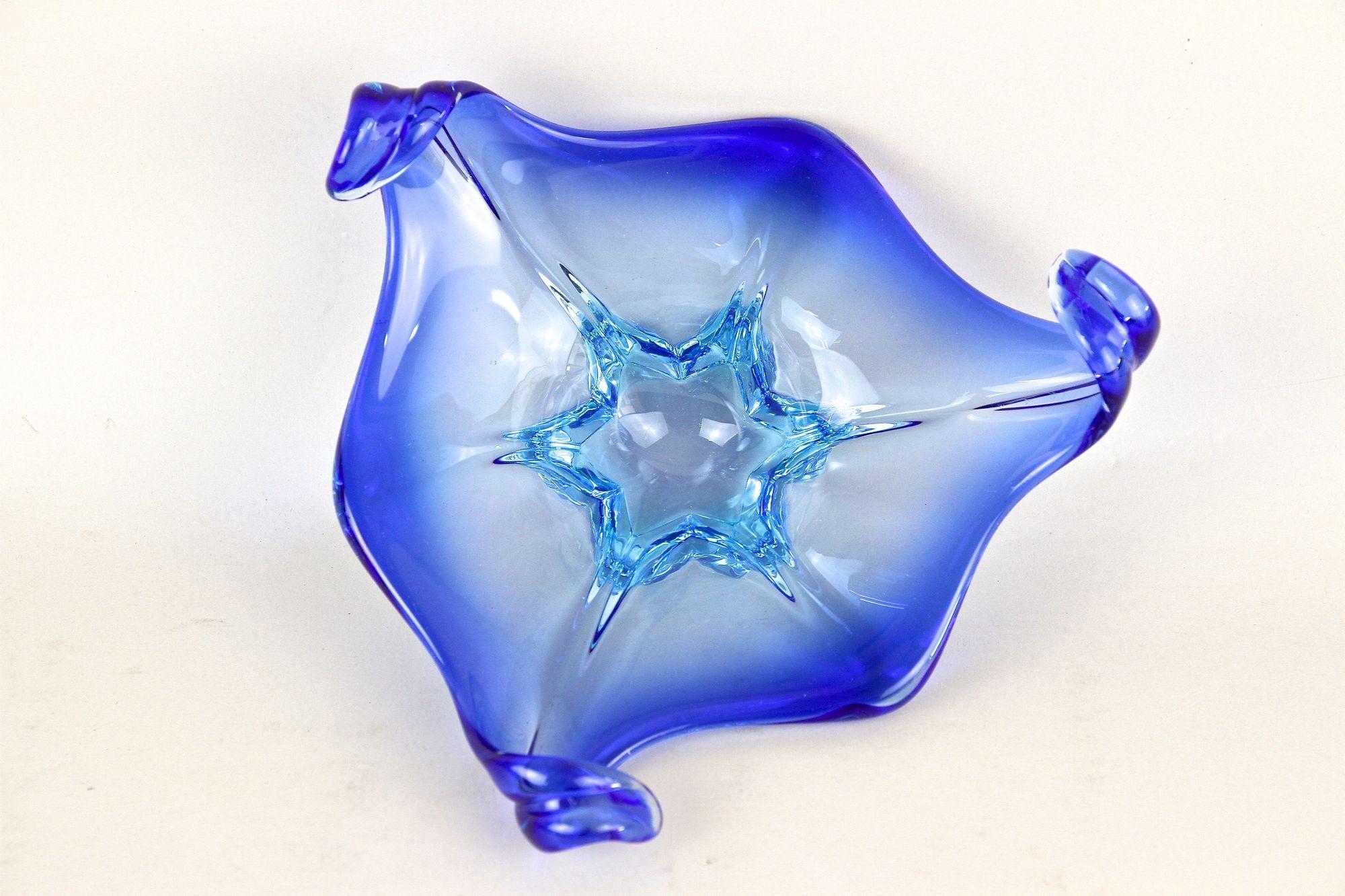 Bol en verre bleu de Murano Sommerso du milieu du siècle, Italie vers 1960 en vente 1