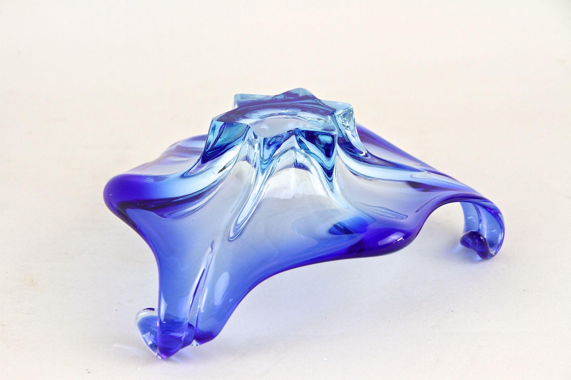 Bol en verre bleu de Murano Sommerso du milieu du siècle, Italie vers 1960 en vente 2