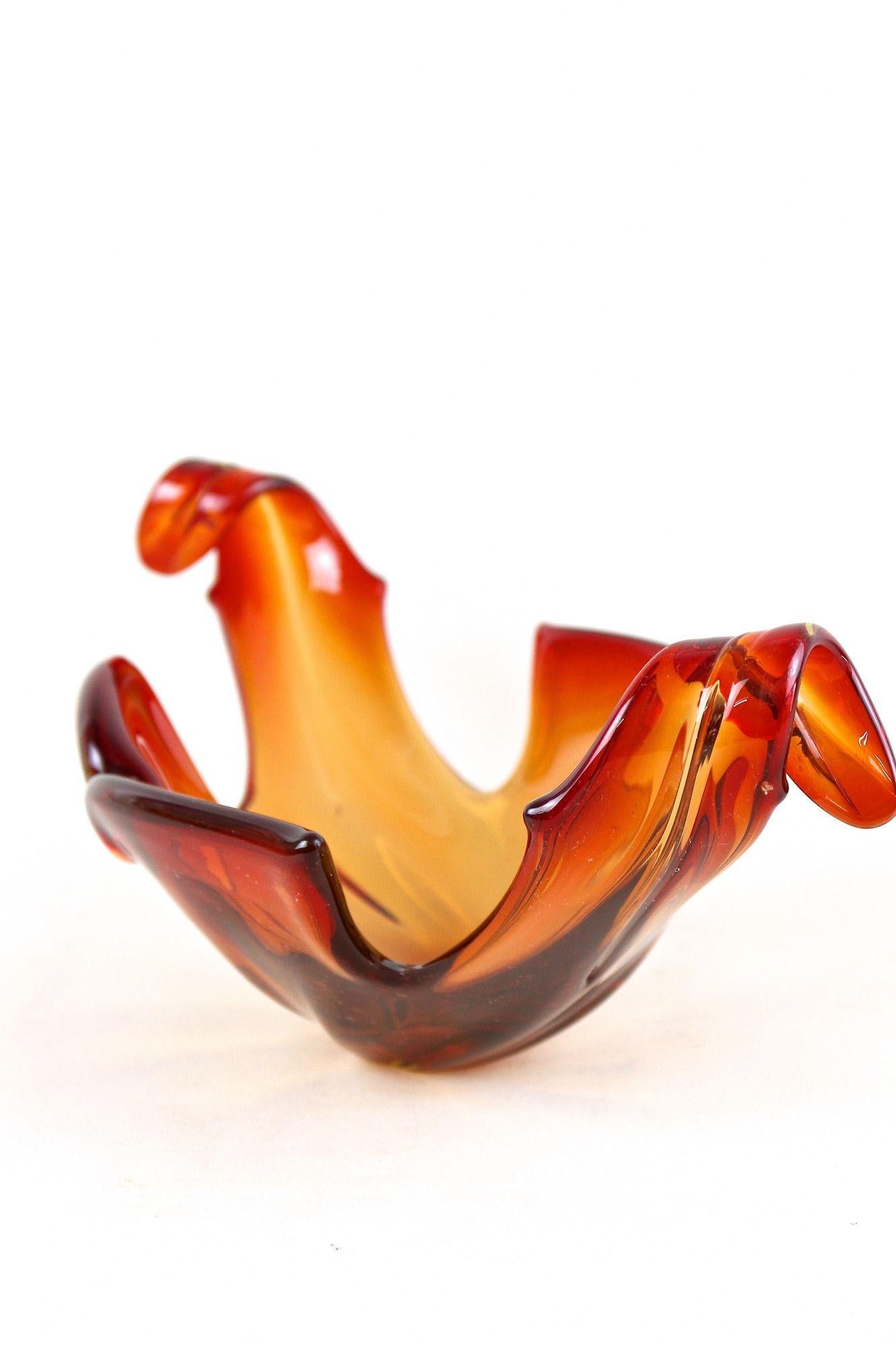 Fait main Bol Sommerso de Murano du milieu du siècle dernier, tons rouge/orange, Italie, vers 1960 en vente