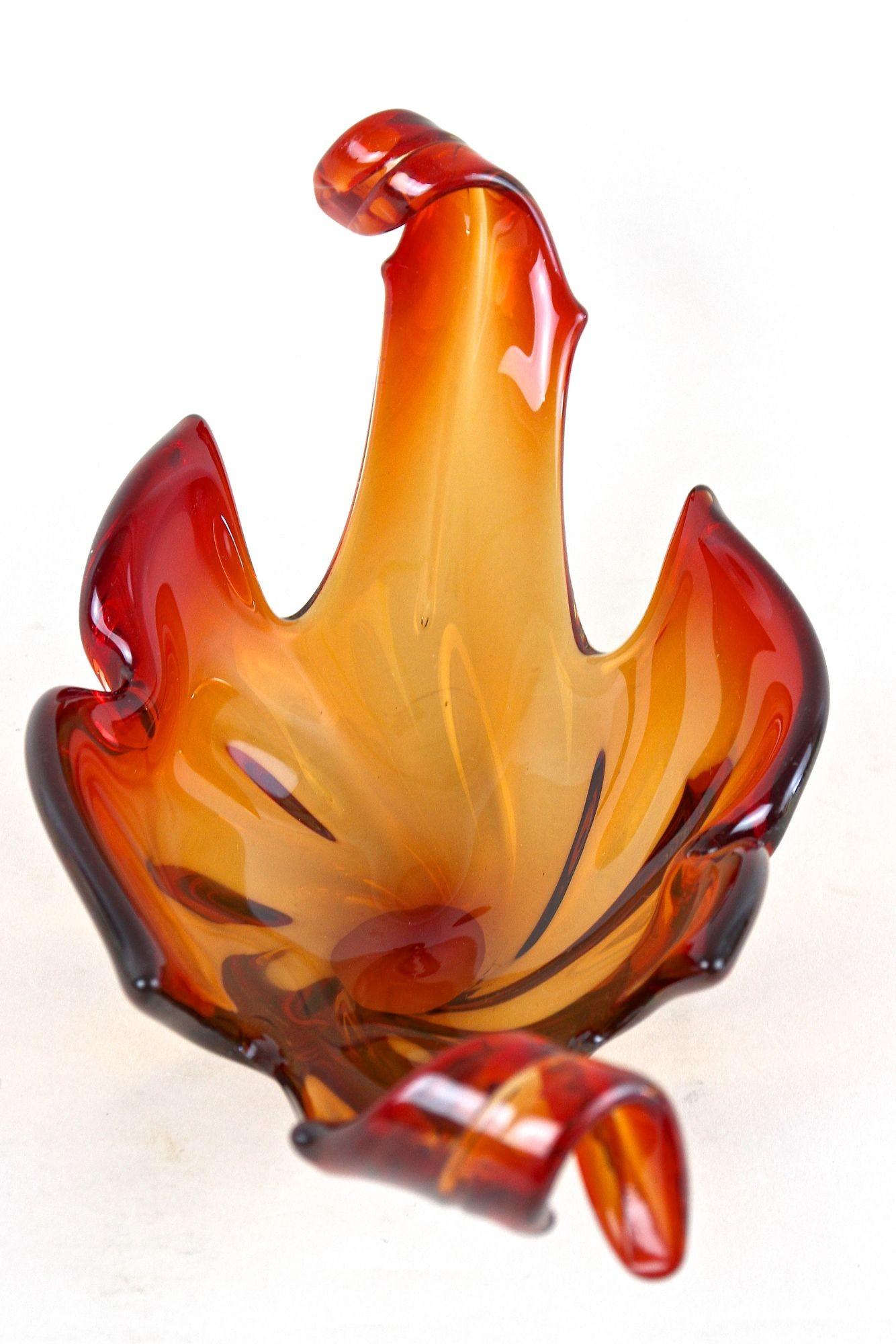 20ième siècle Bol Sommerso de Murano du milieu du siècle dernier, tons rouge/orange, Italie, vers 1960 en vente
